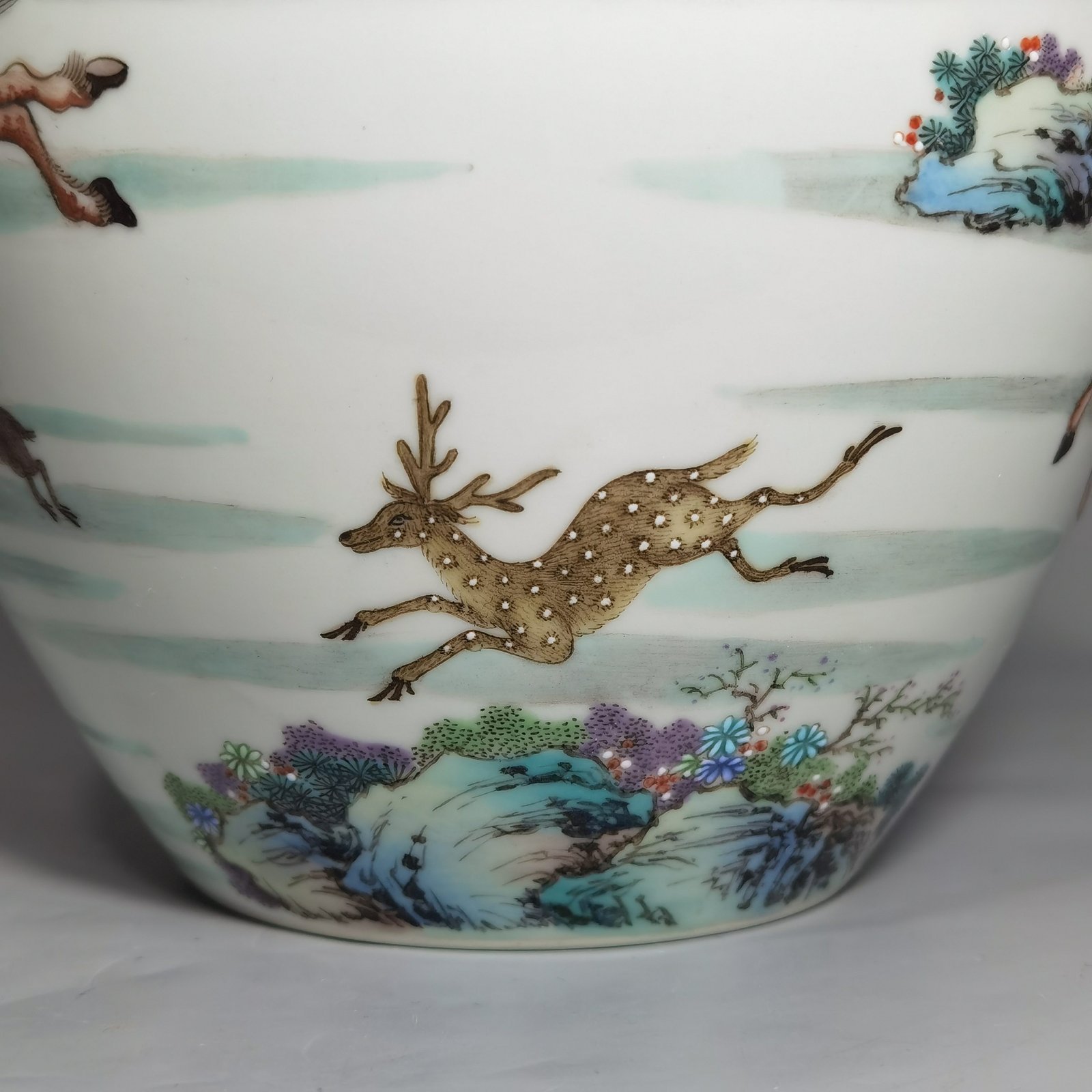 Qing Dynasty Yongzheng Pastel color animal hunting tea can