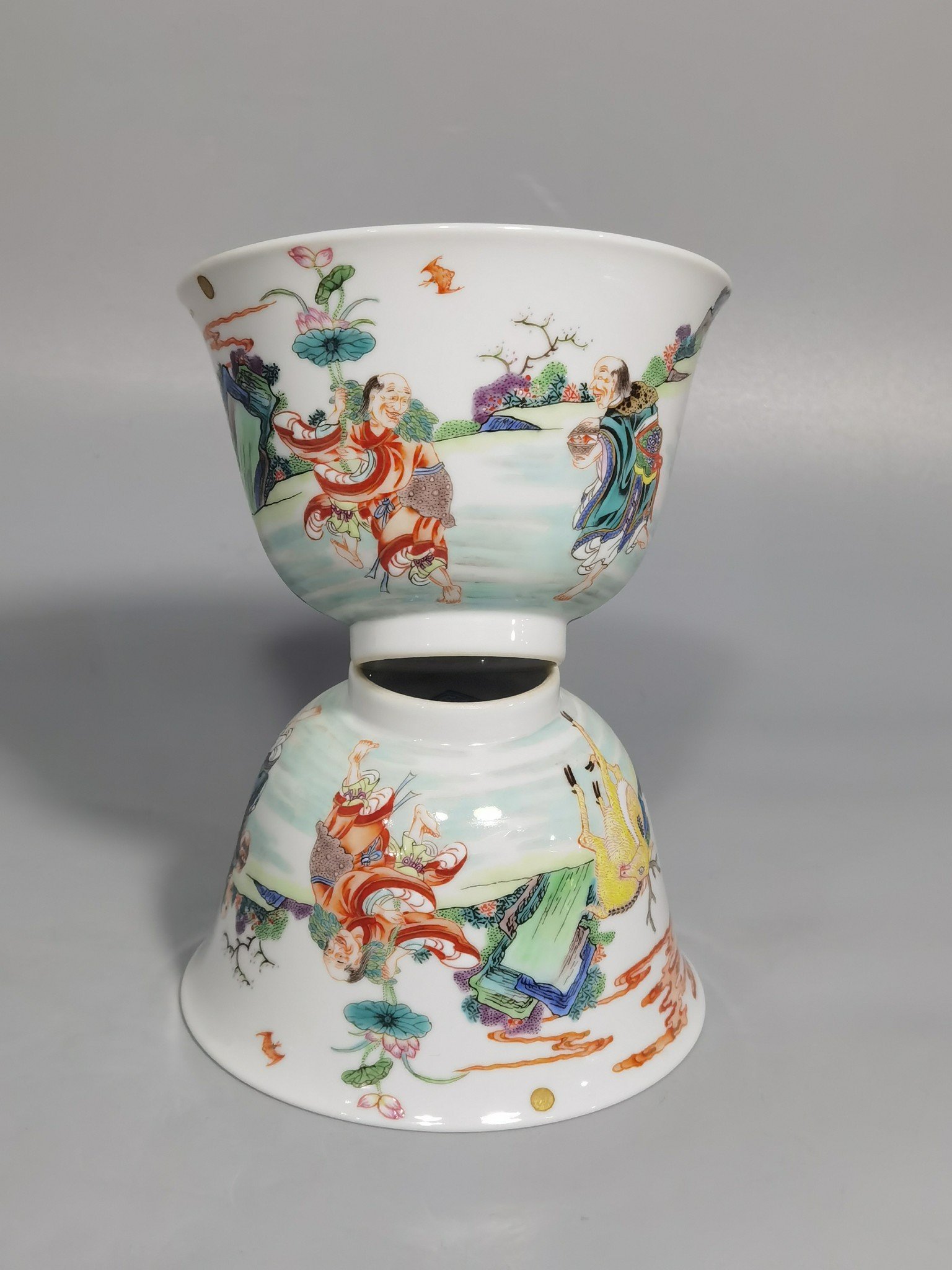 Qing Dynasty Yongzheng a pair of pastel bangs playing with golden toads and tea circles