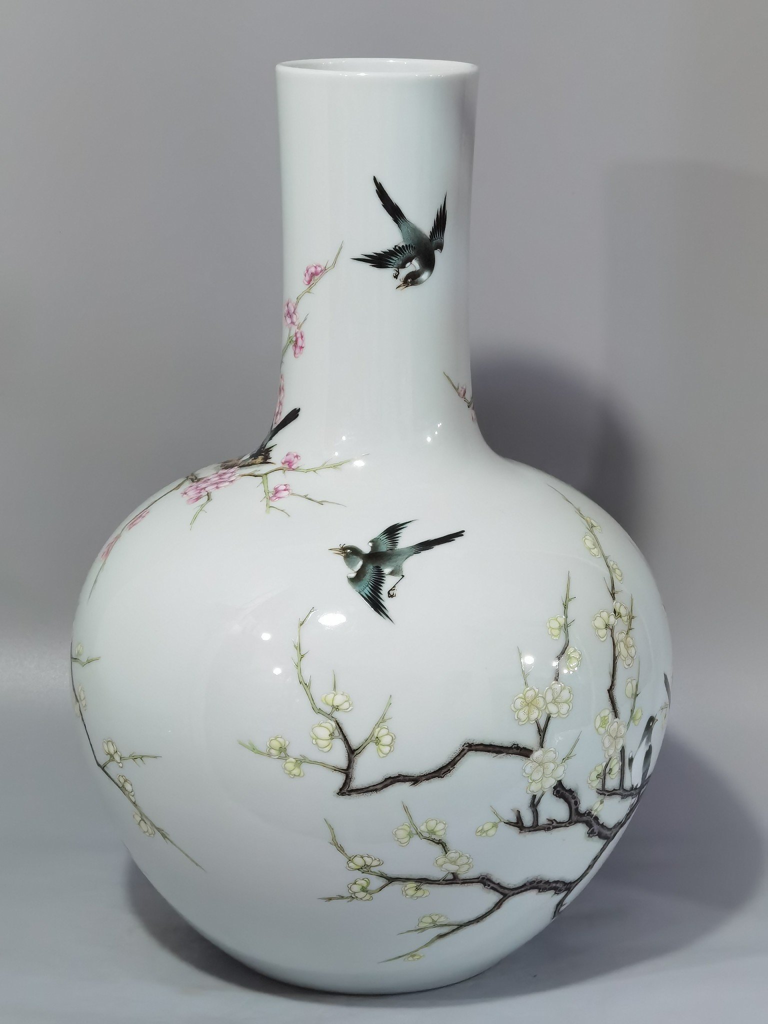 Qing Dynasty Yongzheng Pastel twelve magpies ascending the plum blossom celestial vase