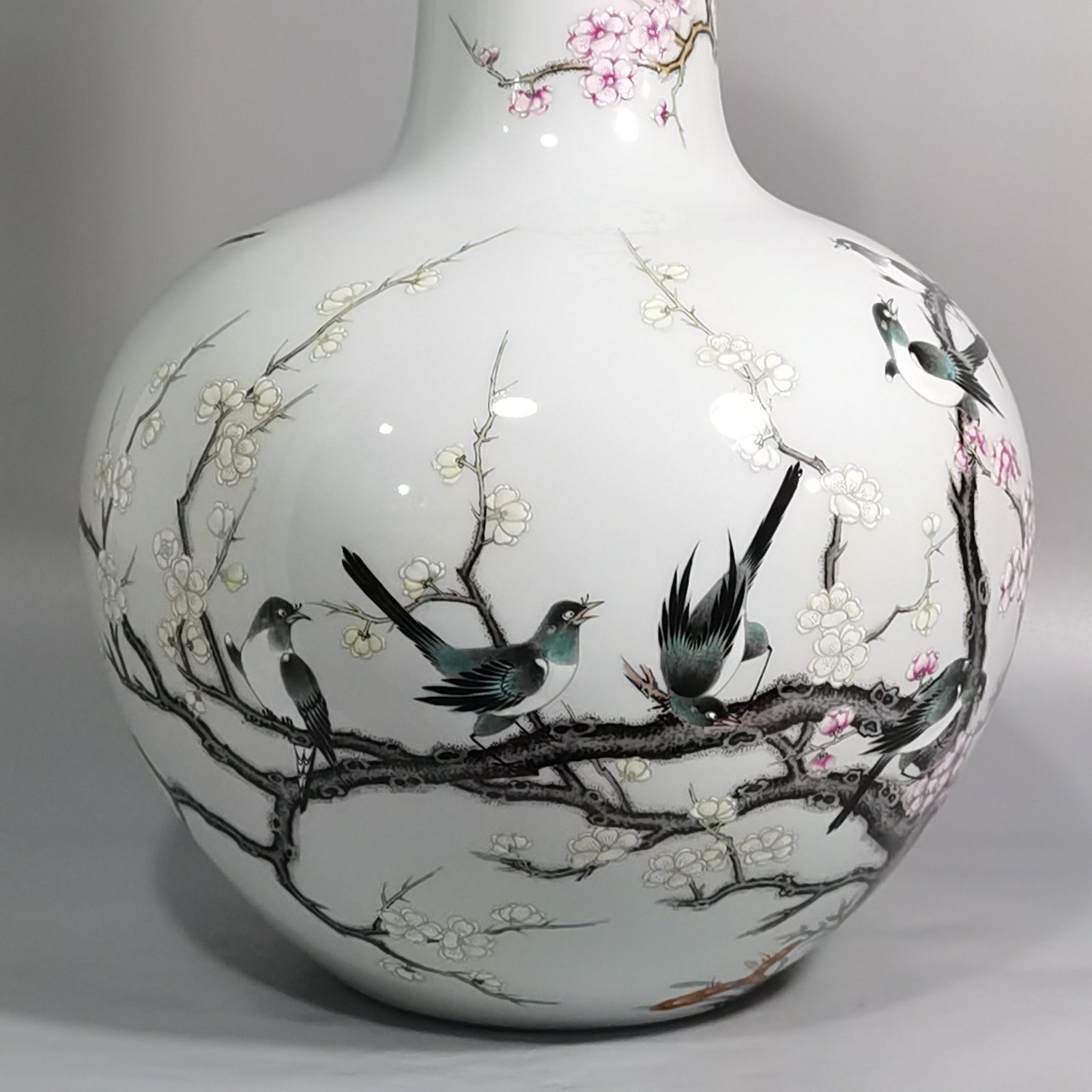 Qing Dynasty Yongzheng Pastel twelve magpies ascending the plum blossom celestial vase