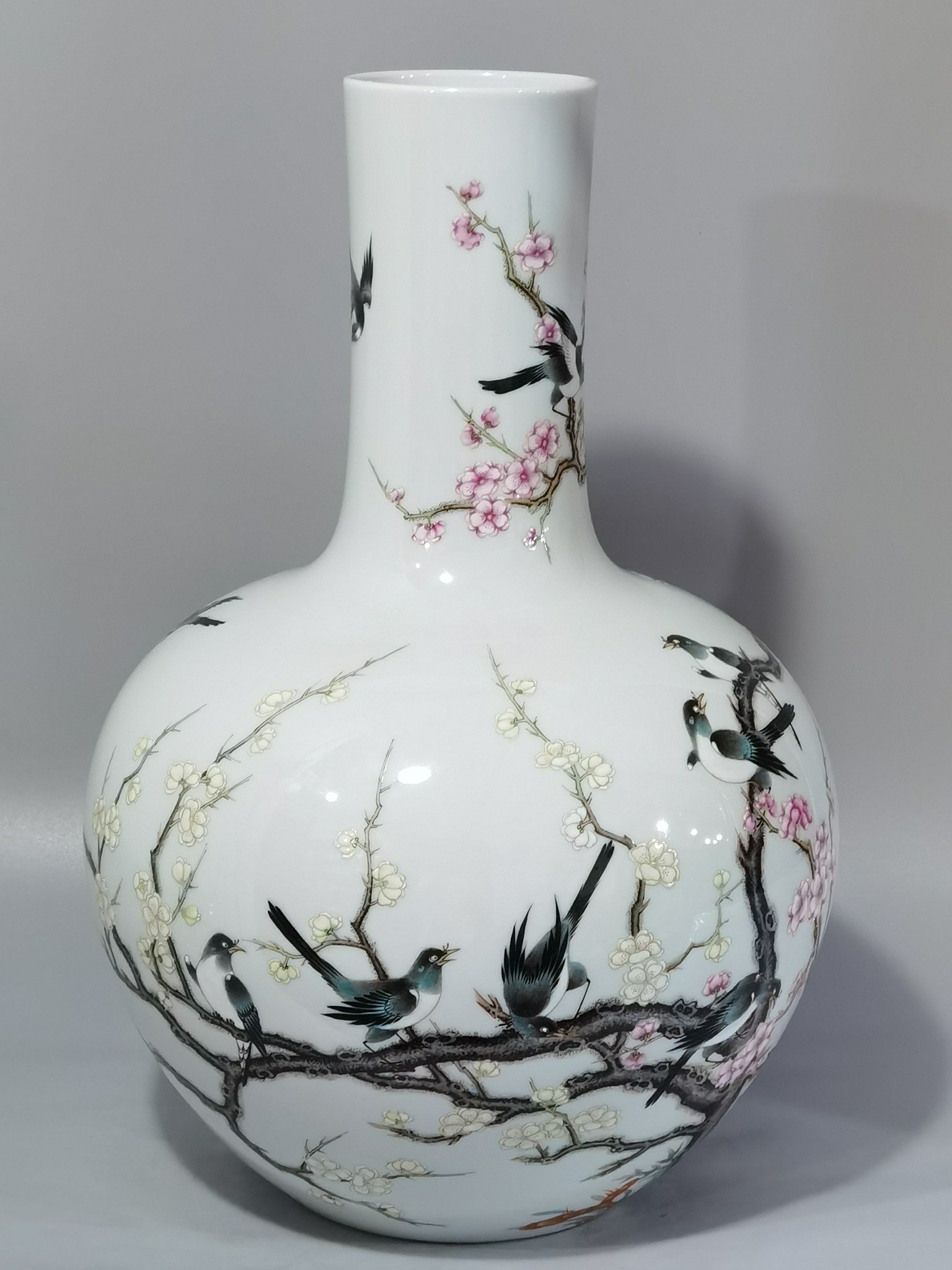 Qing Dynasty Yongzheng Pastel twelve magpies ascending the plum blossom celestial vase