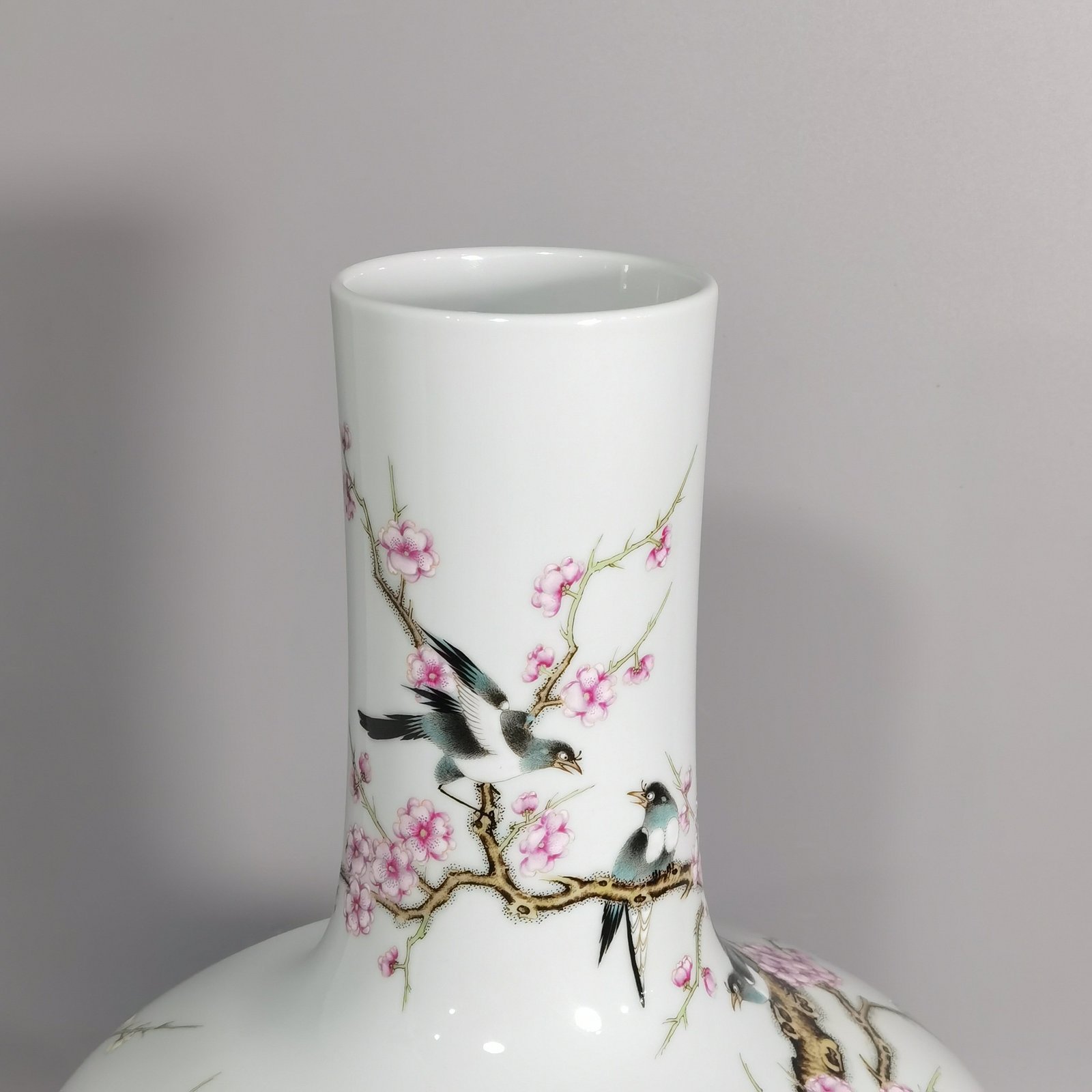 Qing Dynasty Yongzheng Pastel twelve magpies ascending the plum blossom celestial vase