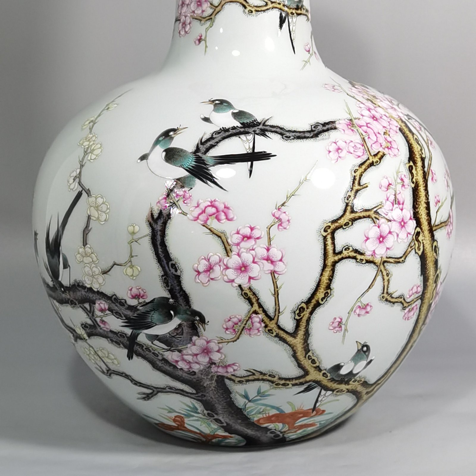 Qing Dynasty Yongzheng Pastel twelve magpies ascending the plum blossom celestial vase