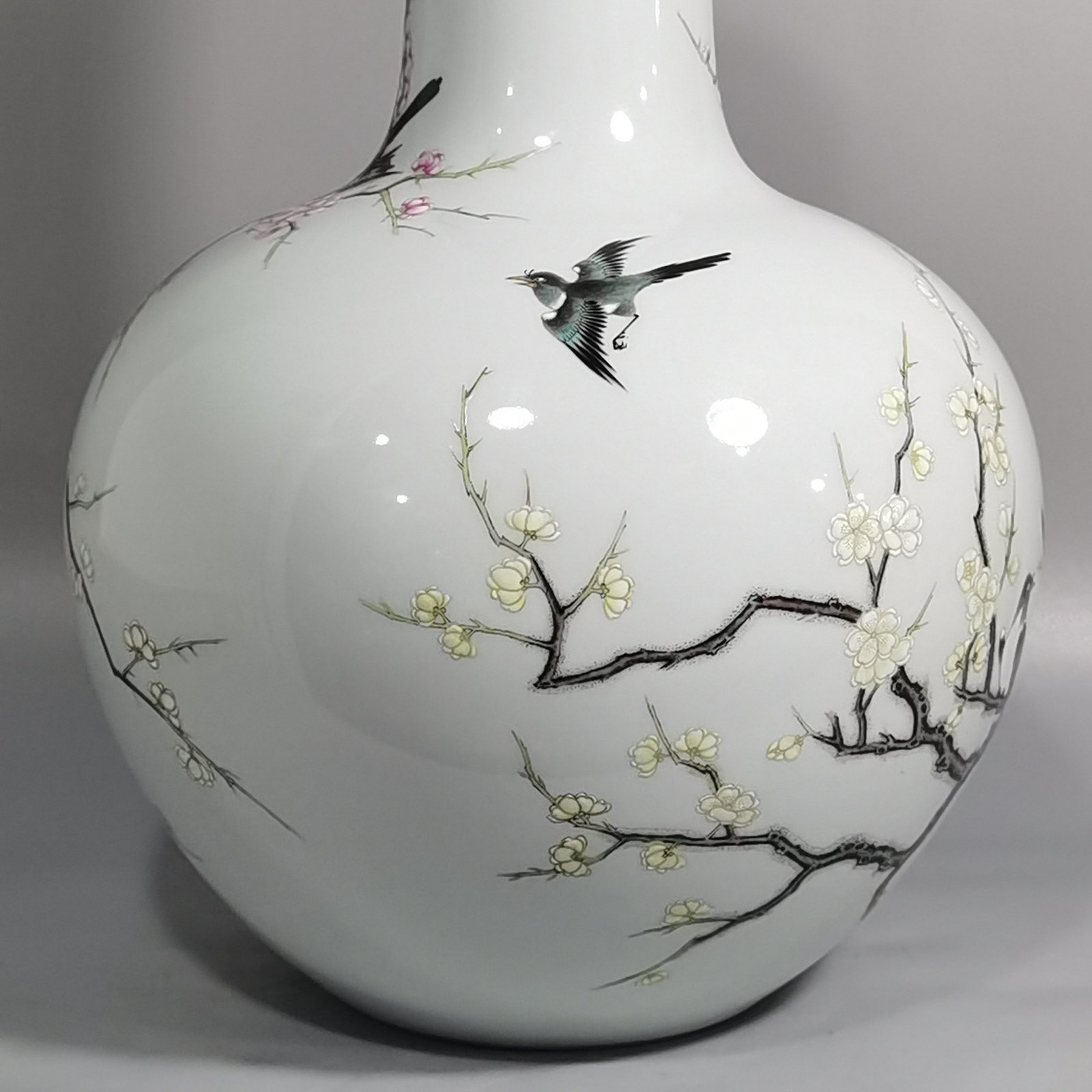 Qing Dynasty Yongzheng Pastel twelve magpies ascending the plum blossom celestial vase