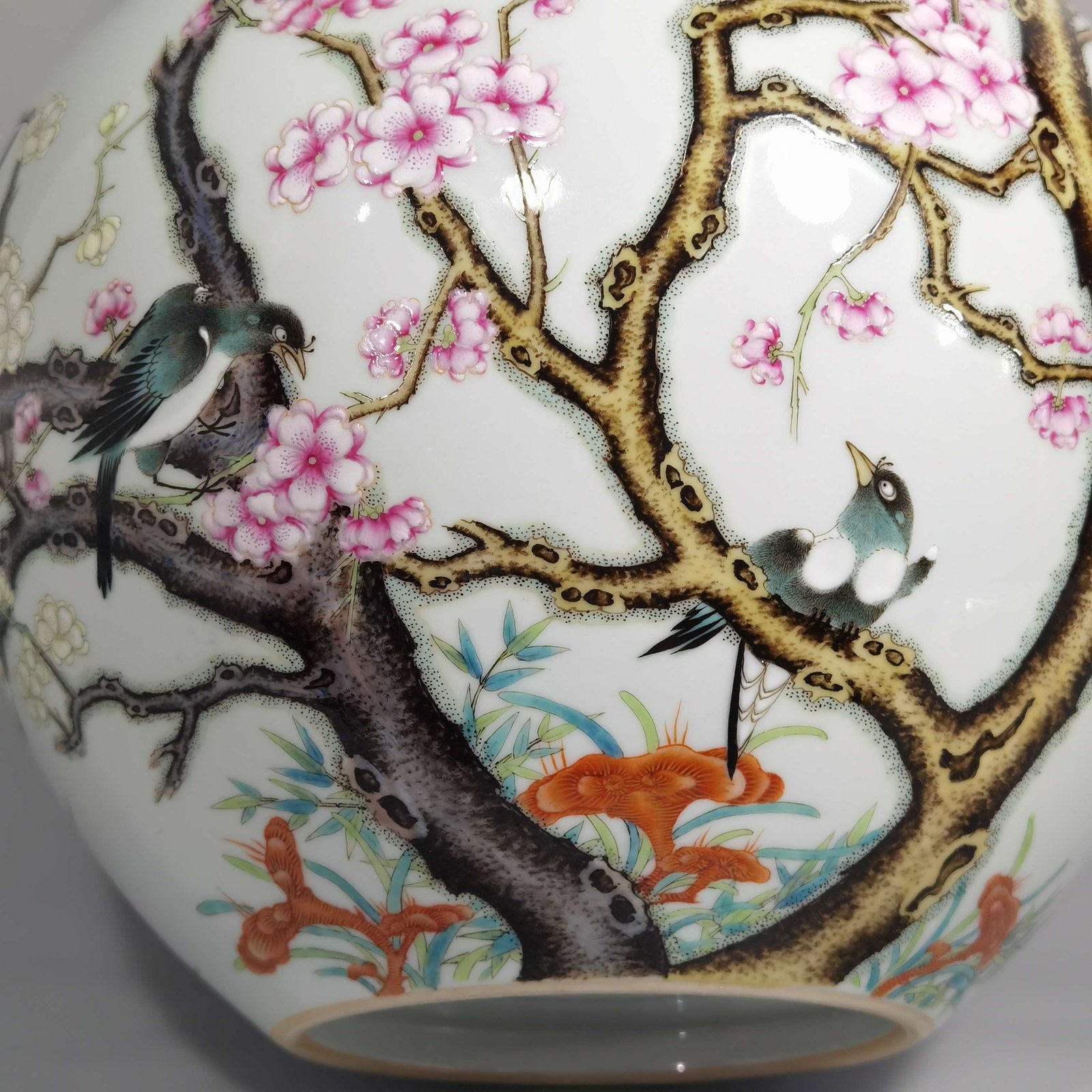 Qing Dynasty Yongzheng Pastel twelve magpies ascending the plum blossom celestial vase