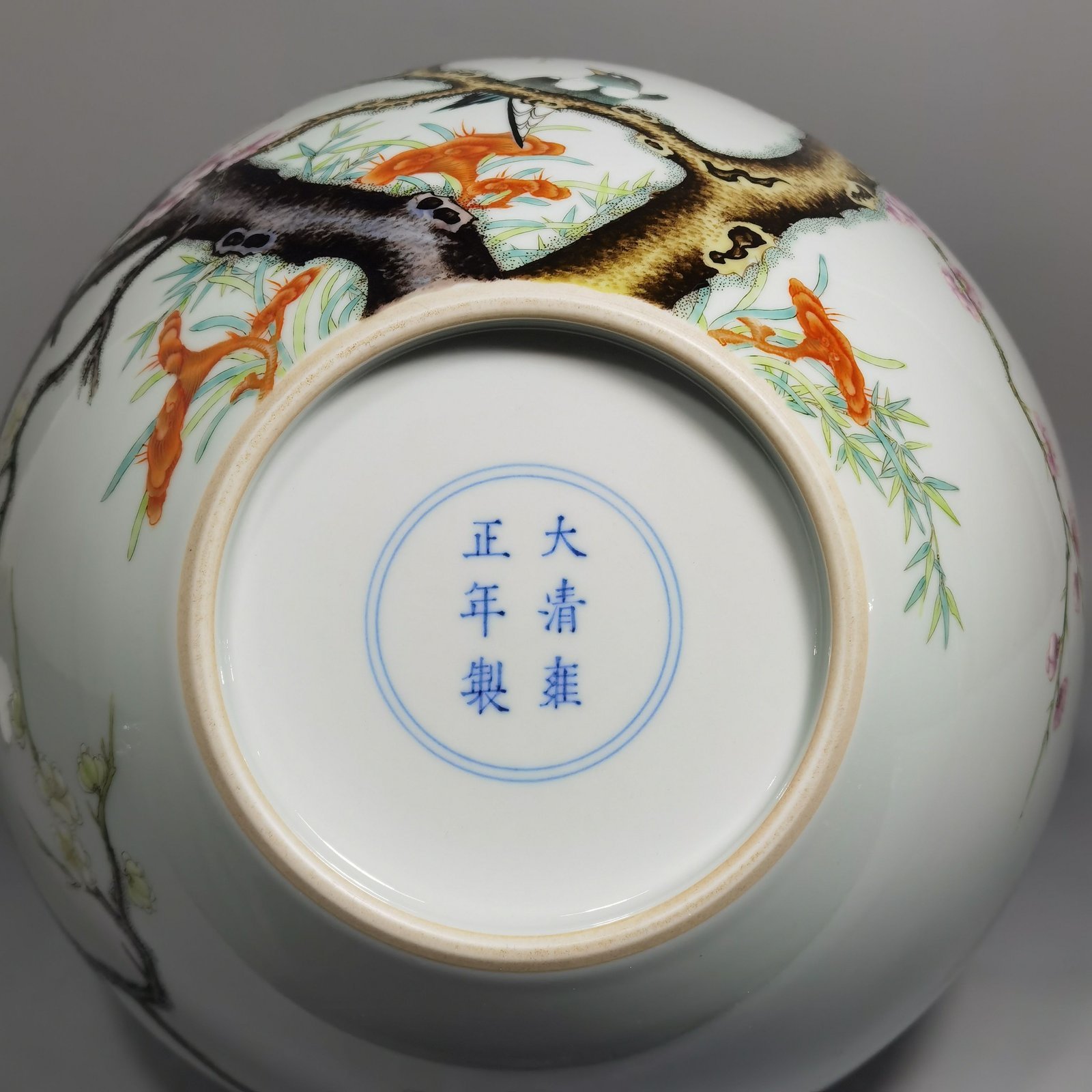Qing Dynasty Yongzheng Pastel twelve magpies ascending the plum blossom celestial vase
