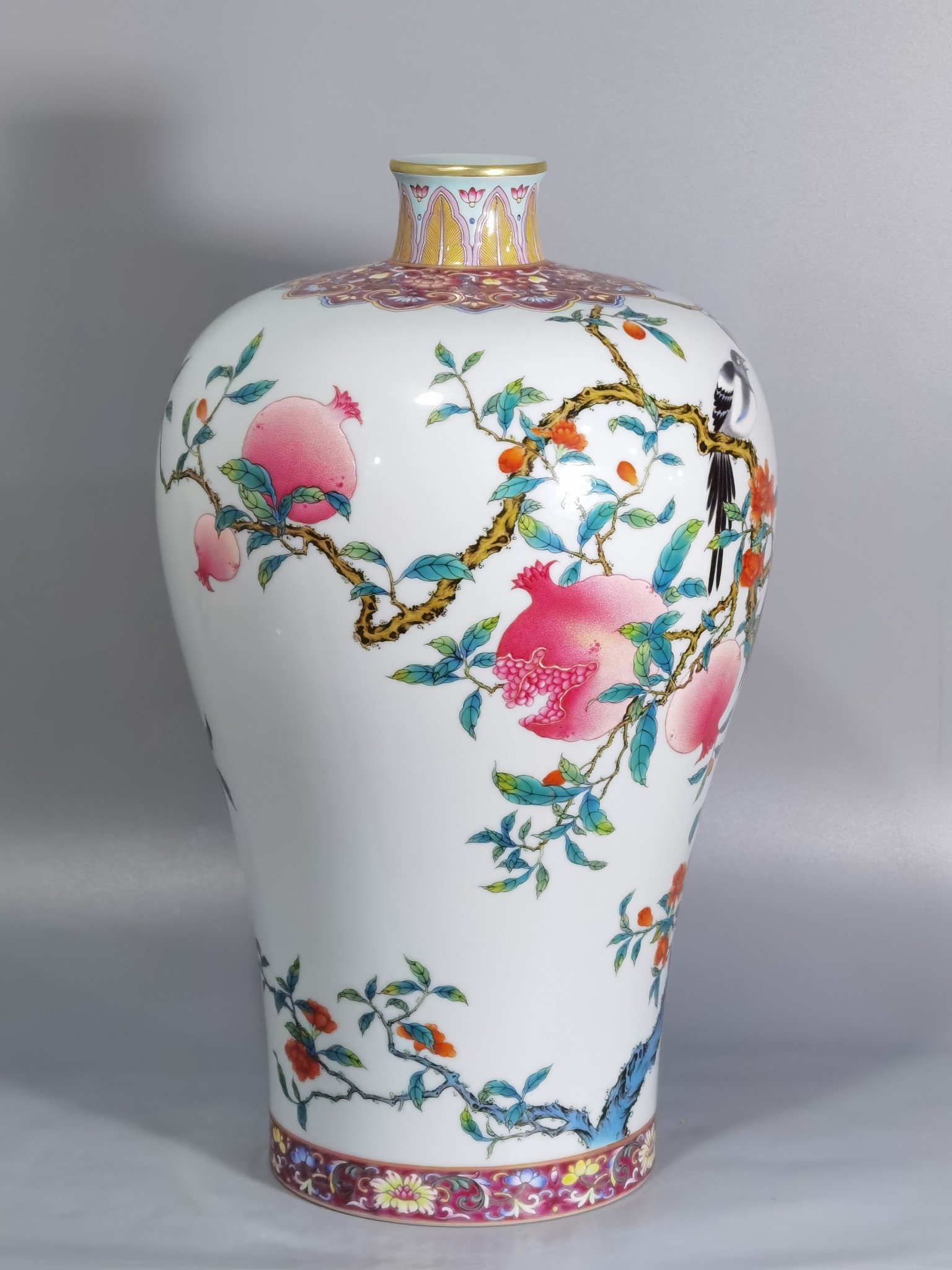 Qing Dynasty Yongzheng famille rose magpie pomegranate flower plum vase
