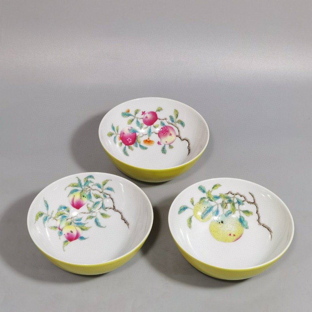 Qing Dynasty Yongzheng a set of pastel lemon yellow tea balls with many children