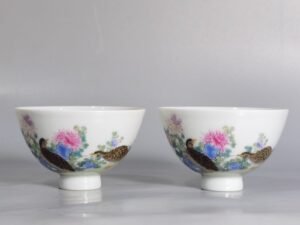 Qing Dynasty Yongzheng a pair of pastel colored mugs with poem