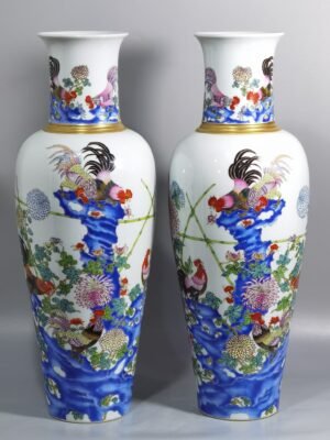 Qing Dynasty Yongzheng A pair of Guanyin vases with pastels and gold embroidered roosters