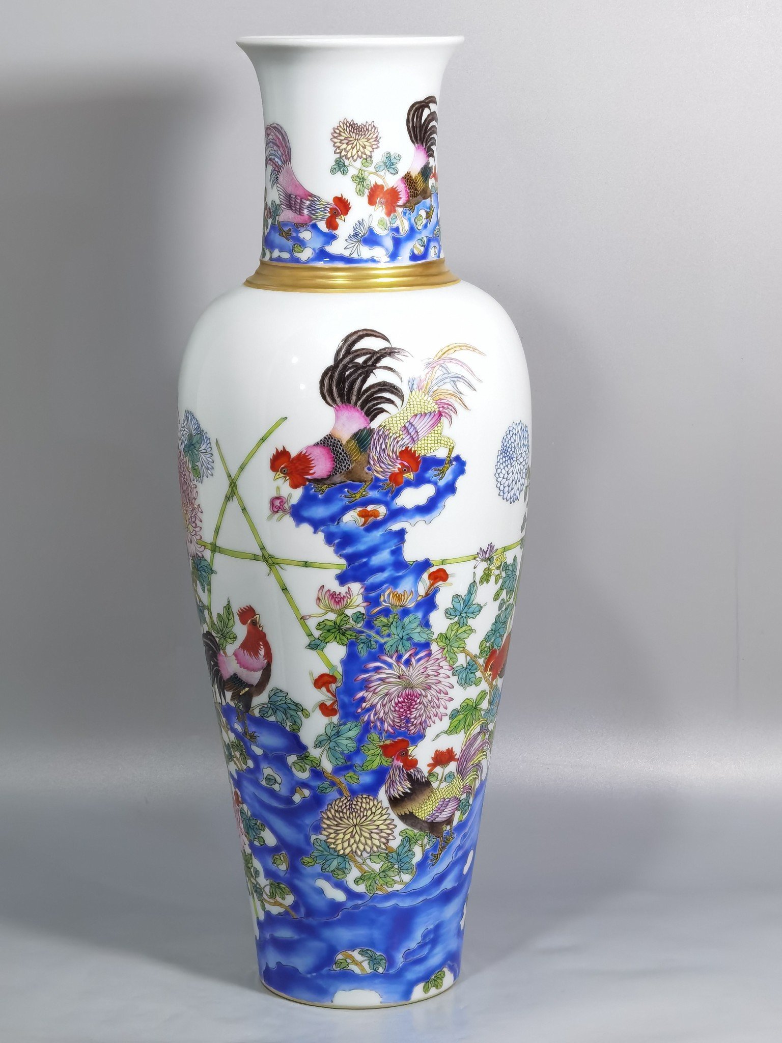 Qing Dynasty Yongzheng A pair of Guanyin vases with pastels and gold embroidered roosters