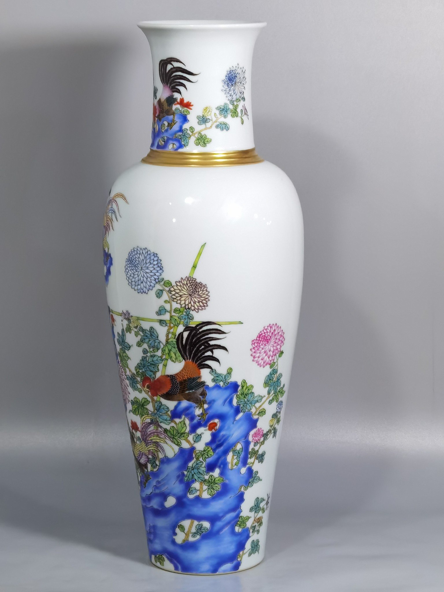 Qing Dynasty Yongzheng A pair of Guanyin vases with pastels and gold embroidered roosters