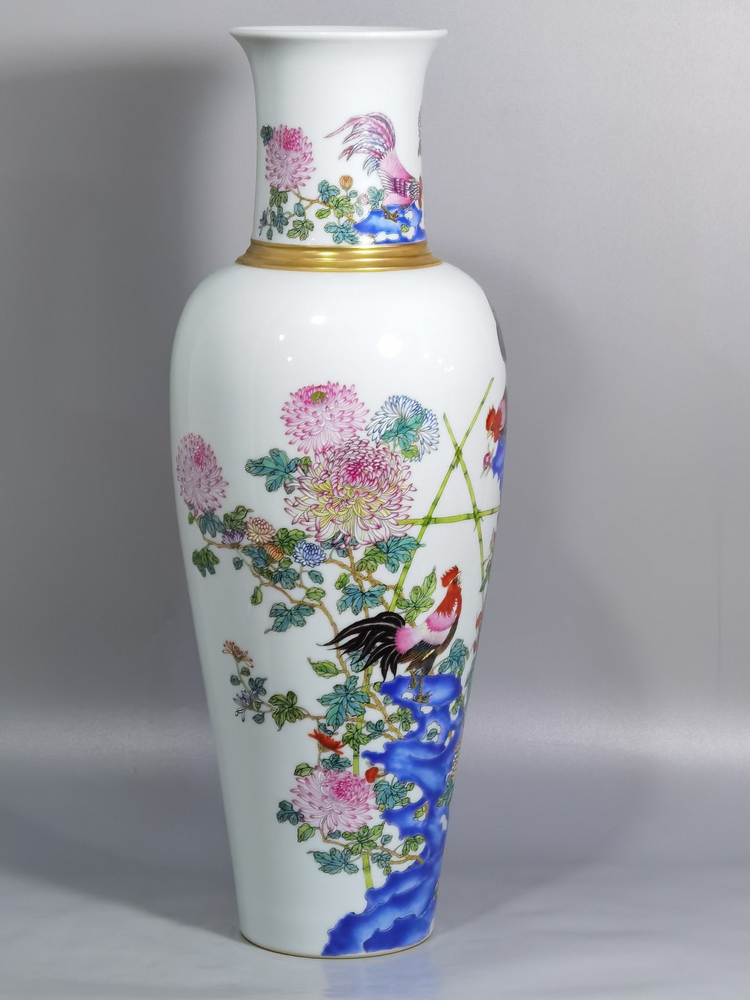 Qing Dynasty Yongzheng A pair of Guanyin vases with pastels and gold embroidered roosters