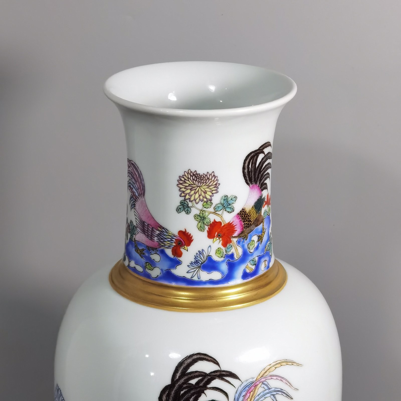 Qing Dynasty Yongzheng A pair of Guanyin vases with pastels and gold embroidered roosters