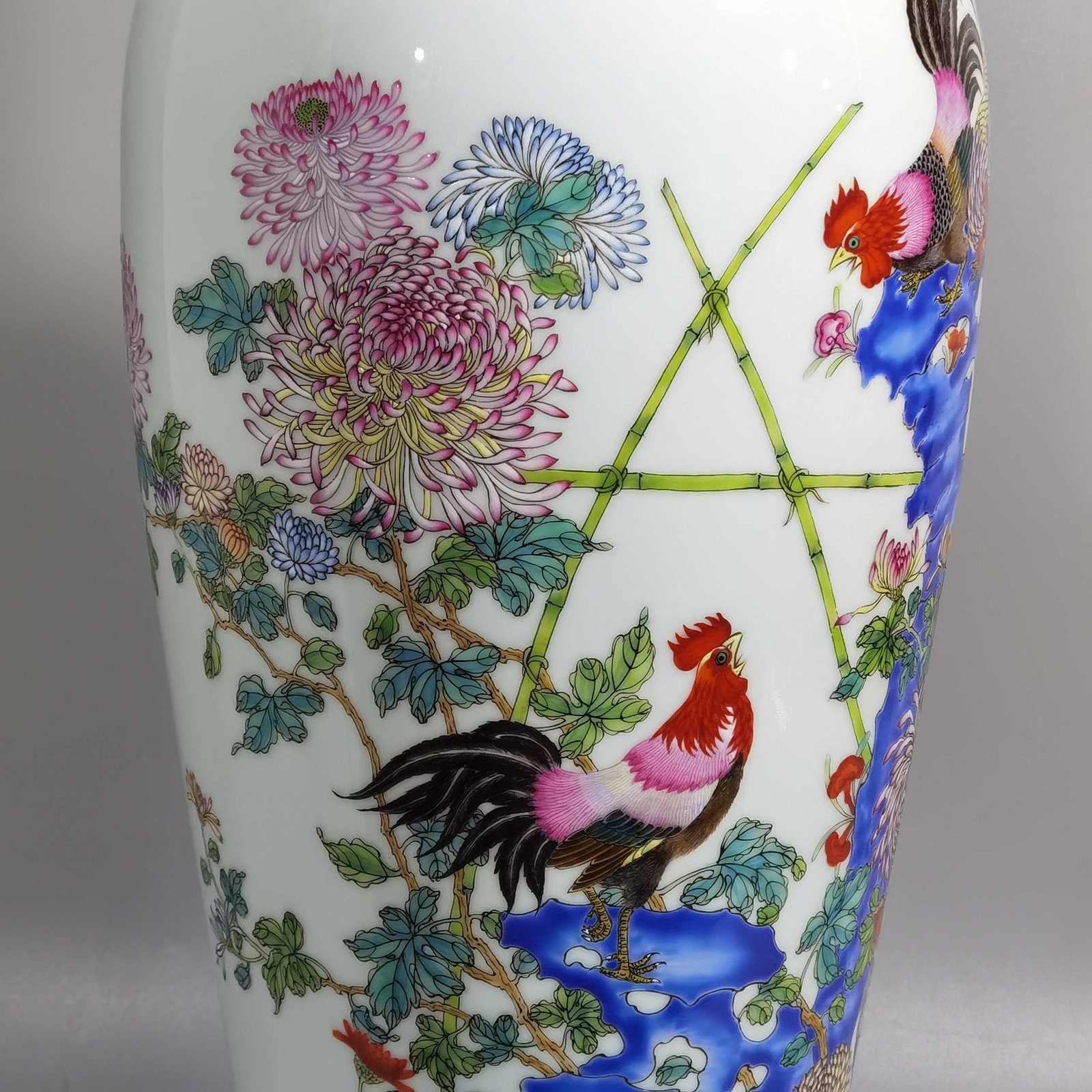 Qing Dynasty Yongzheng A pair of Guanyin vases with pastels and gold embroidered roosters