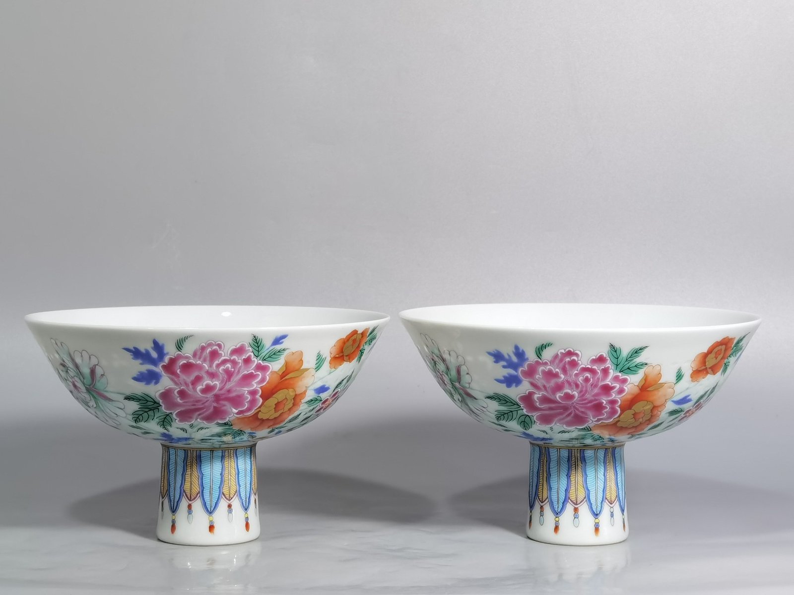 Qing Dynasty Yongzheng Pastel gold flower tall bowl