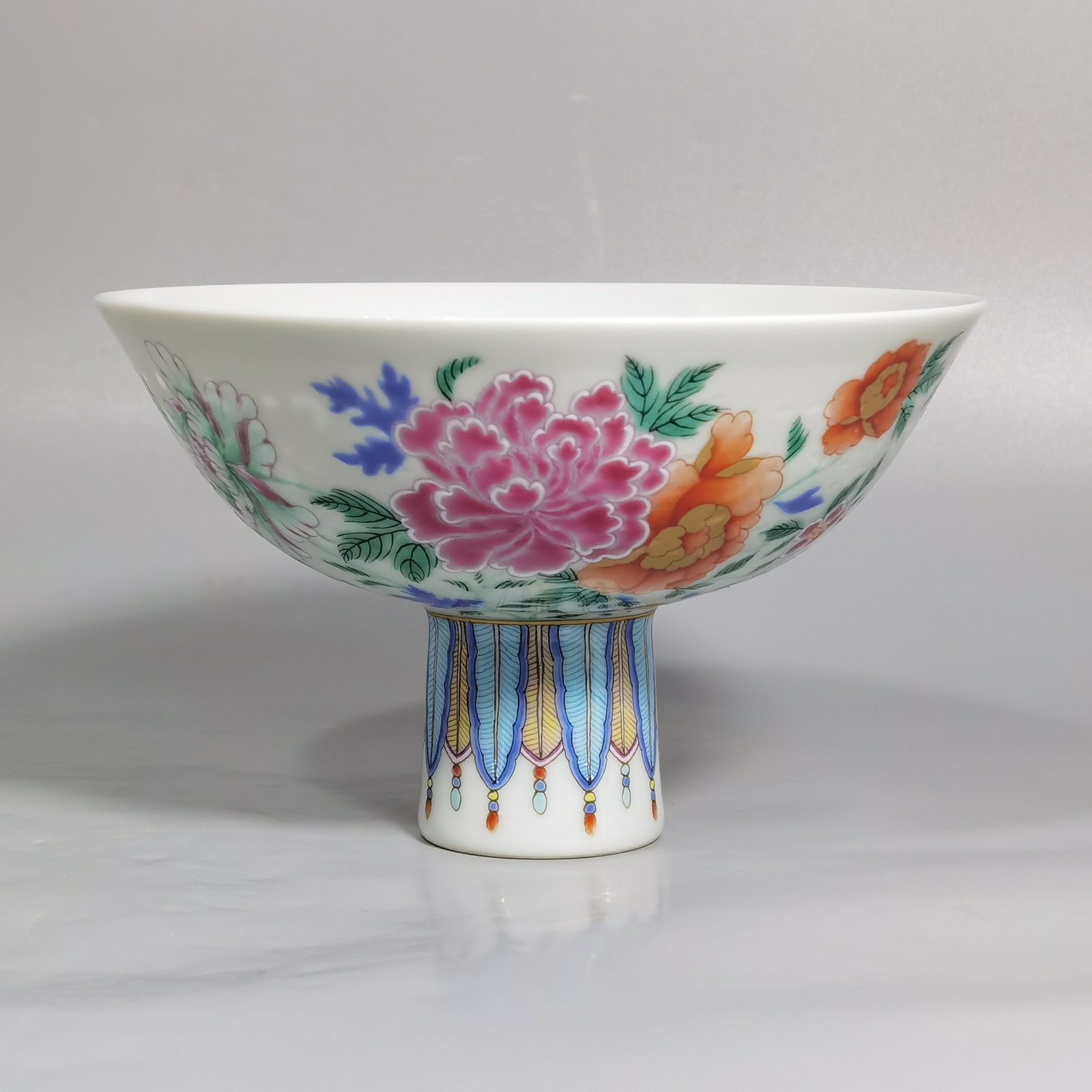 Qing Dynasty Yongzheng Pastel gold flower tall bowl