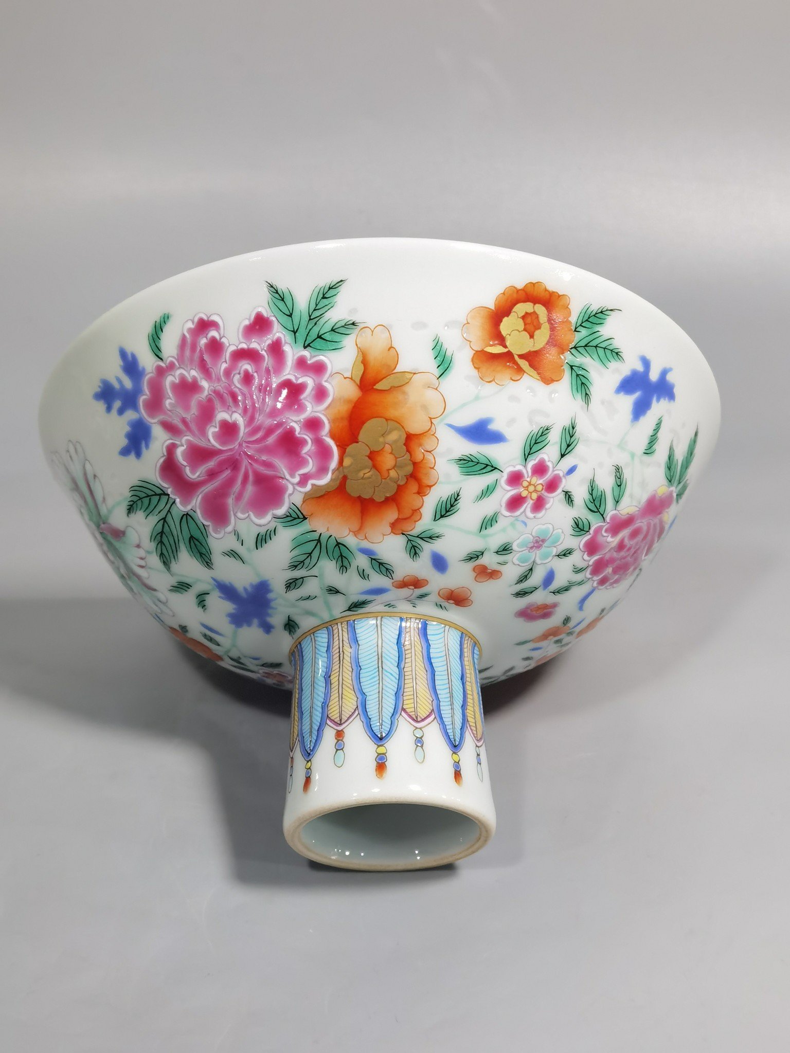 Qing Dynasty Yongzheng Pastel gold flower tall bowl