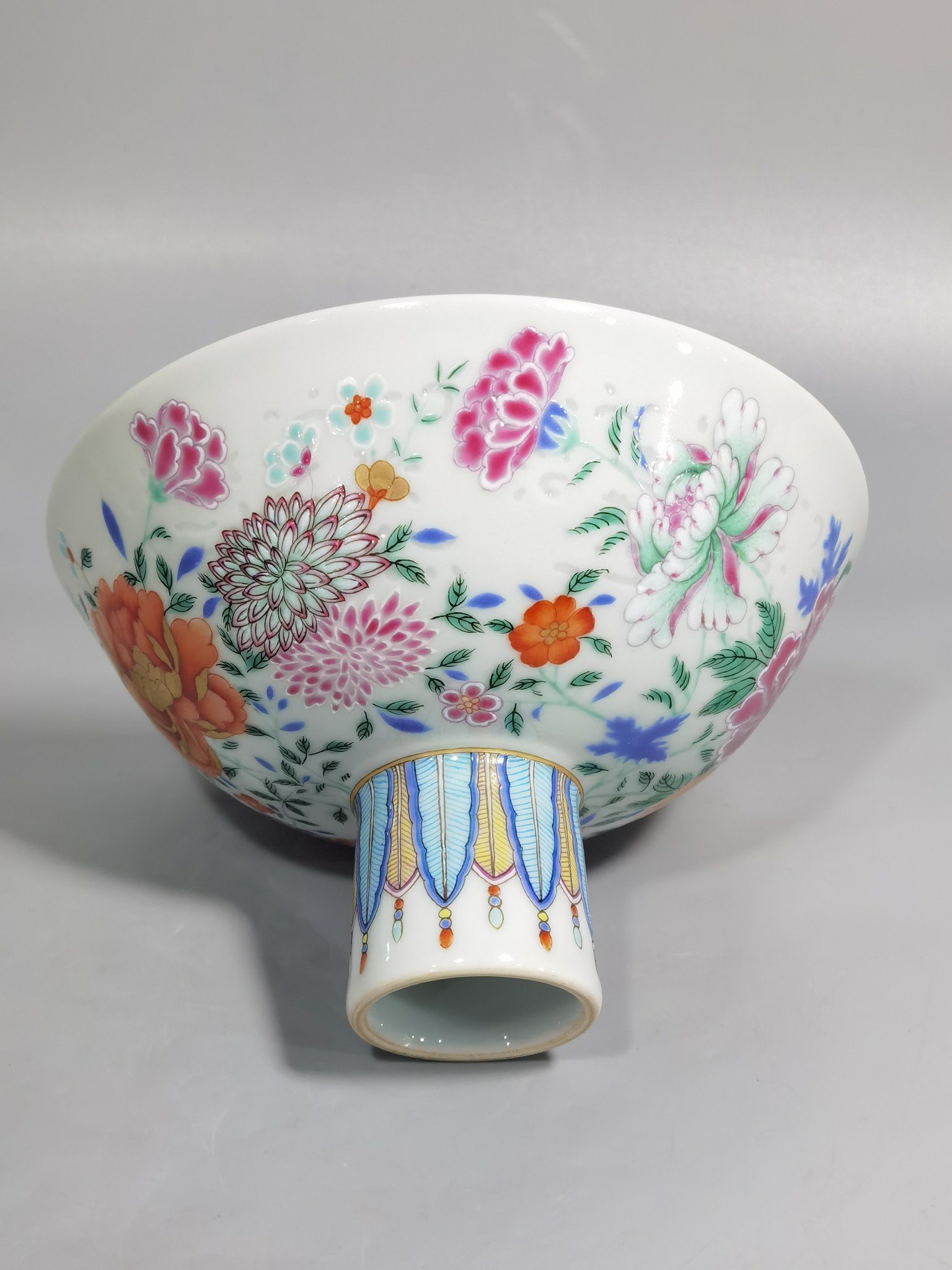 Qing Dynasty Yongzheng Pastel gold flower tall bowl