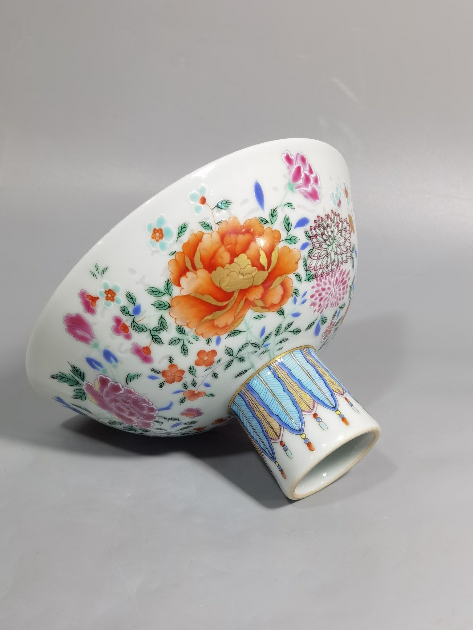 Qing Dynasty Yongzheng Pastel gold flower tall bowl