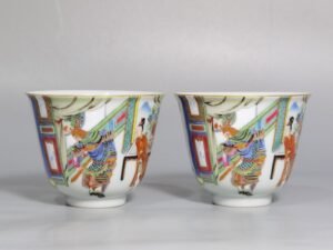Qing Dynasty Yongzheng a pair of pastel painted Golden King Farewell mugs