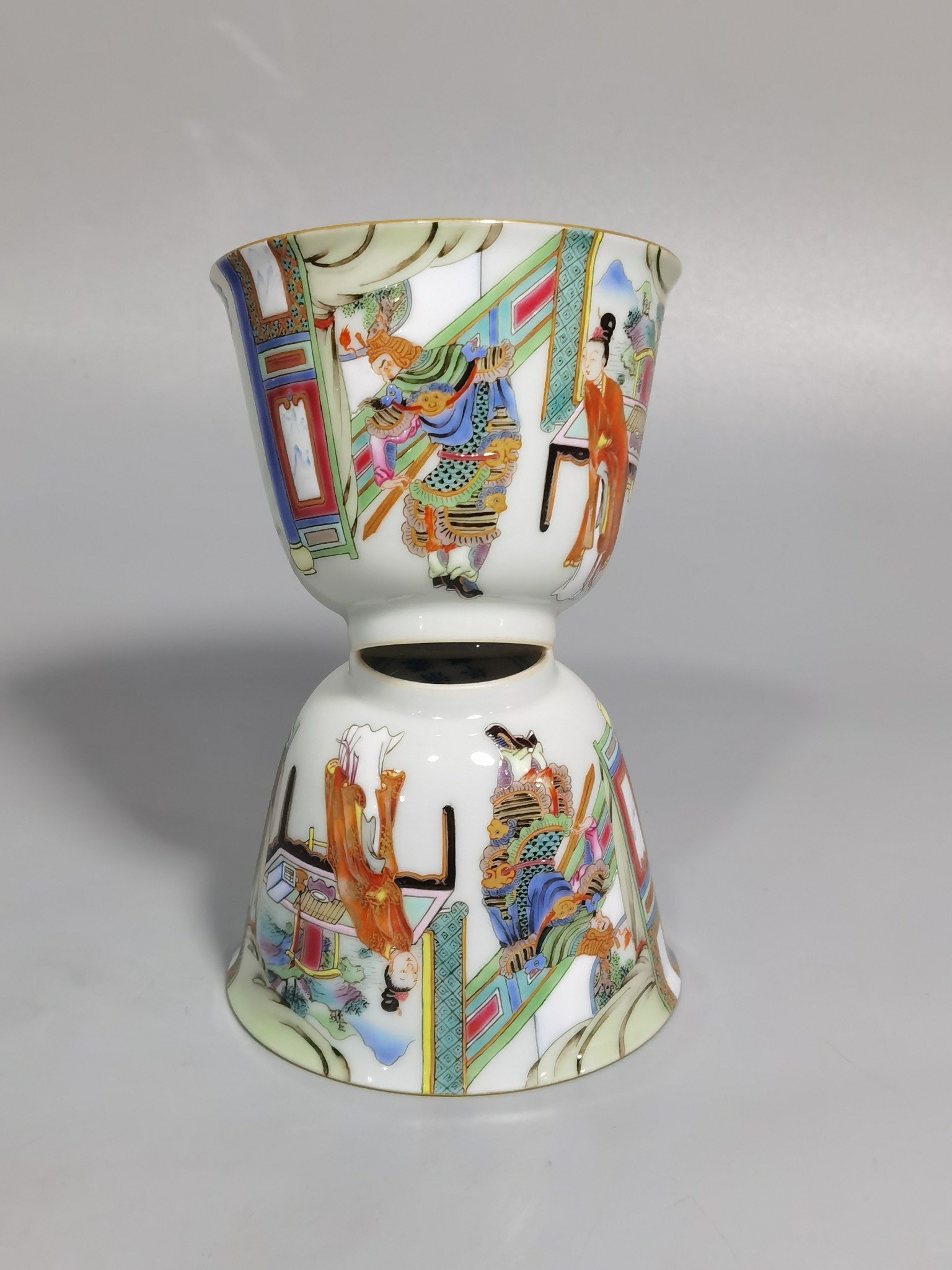 Qing Dynasty Yongzheng a pair of pastel painted Golden King Farewell mugs