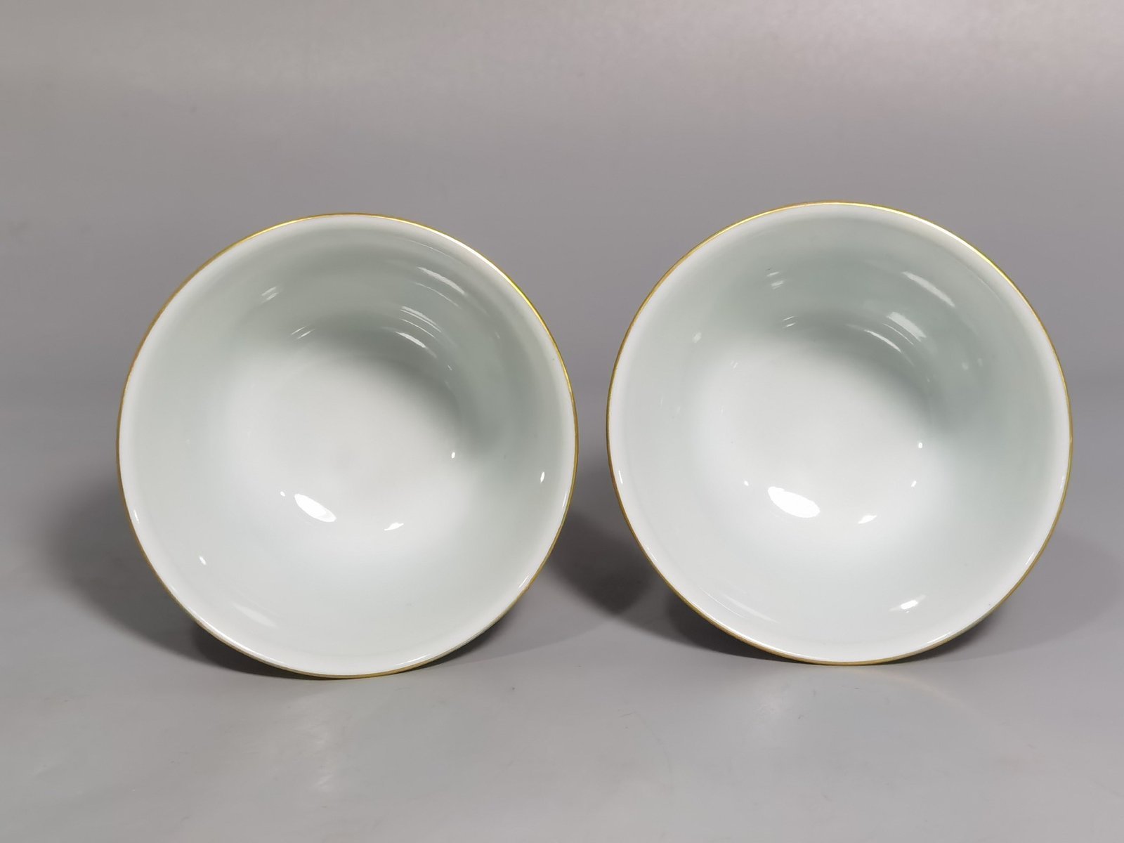 Qing Dynasty Yongzheng a pair of pastel painted Golden King Farewell mugs