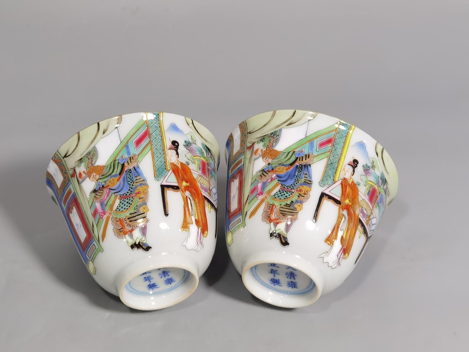 Qing Dynasty Yongzheng a pair of pastel painted Golden King Farewell mugs