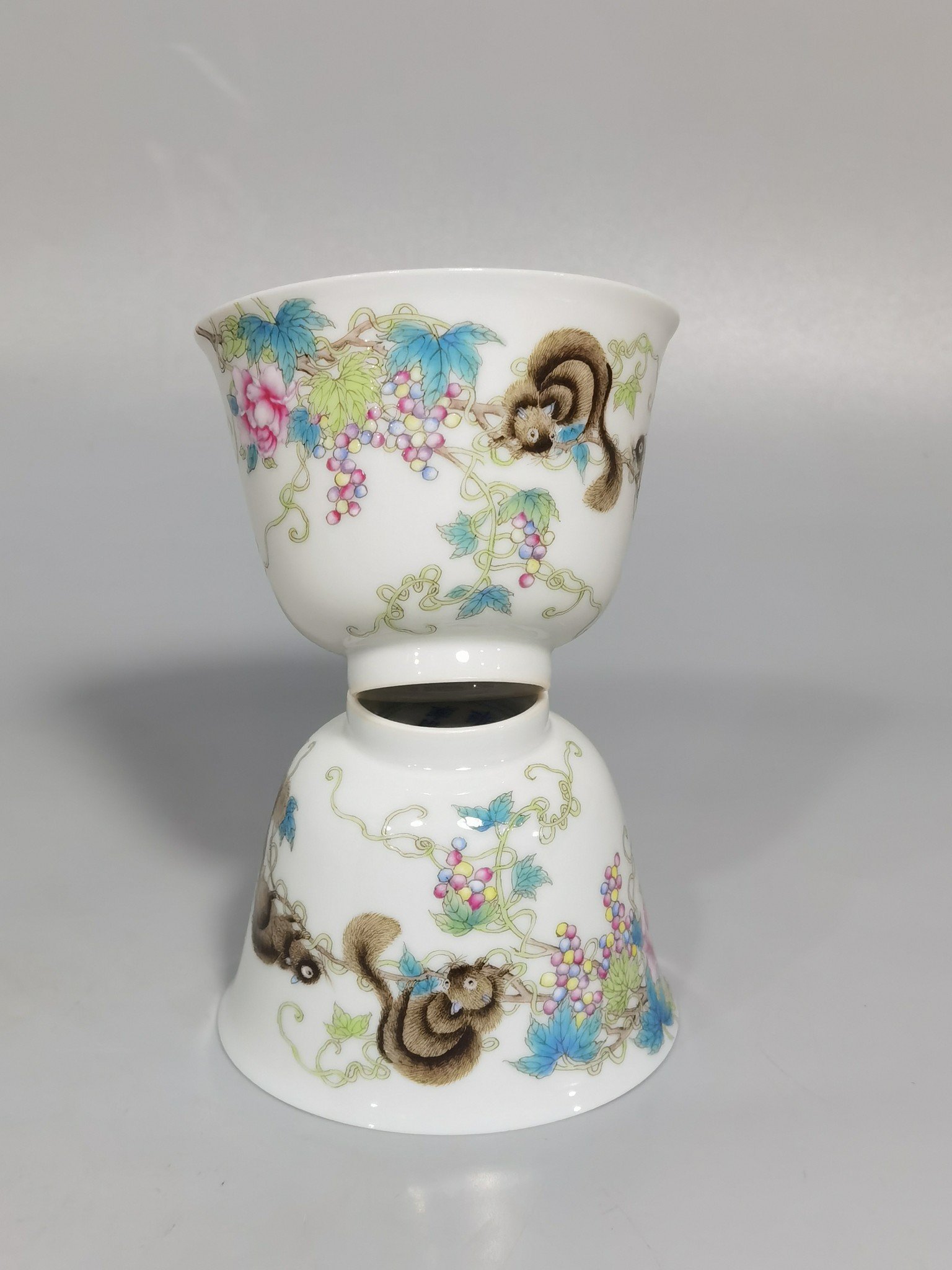 Qing Dynasty Yongzheng A pair of pastel squirrel grape cups
