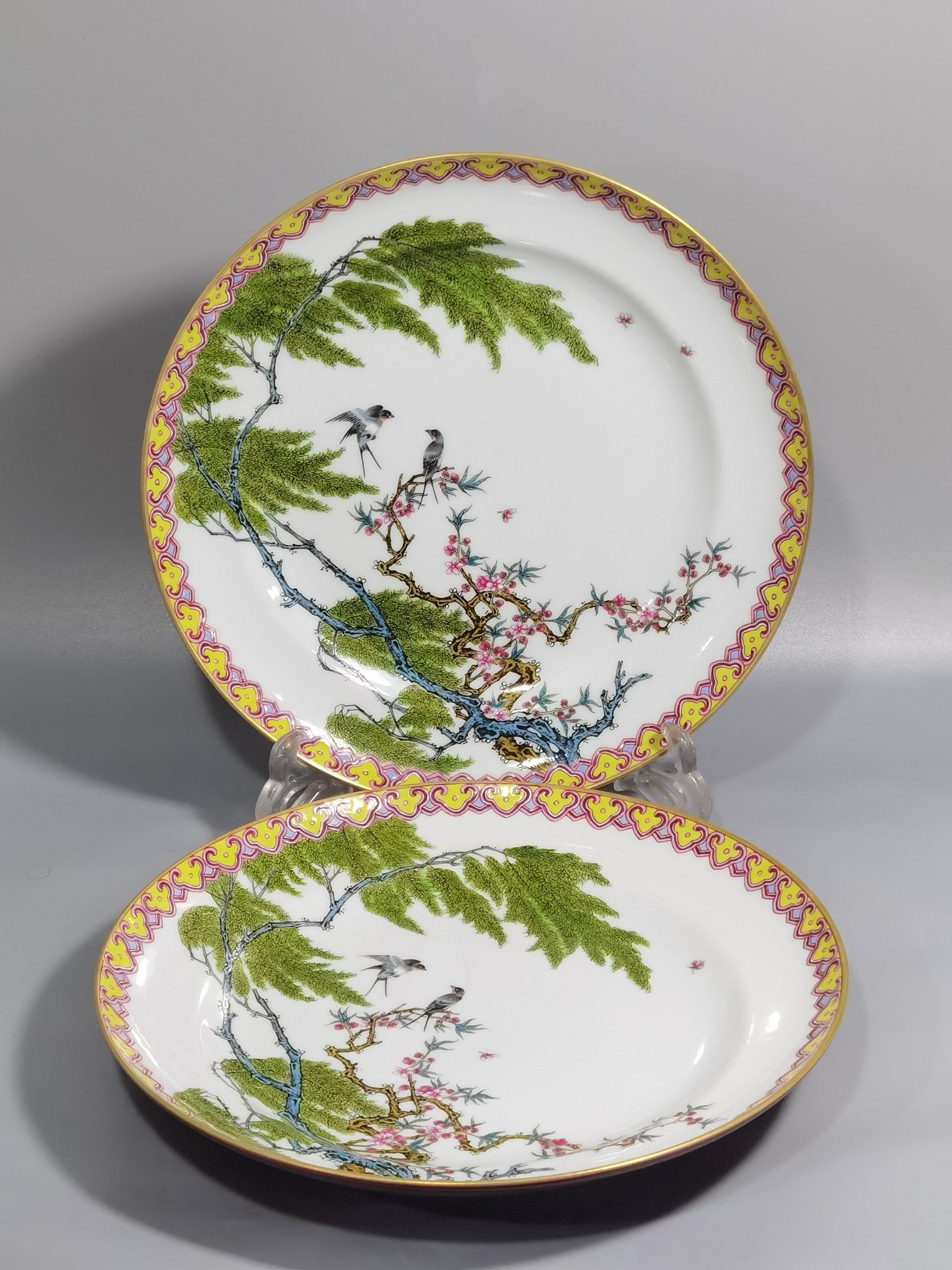 Qing Dynasty Yongzheng Famille rose red glaze dish with Liuyan figure