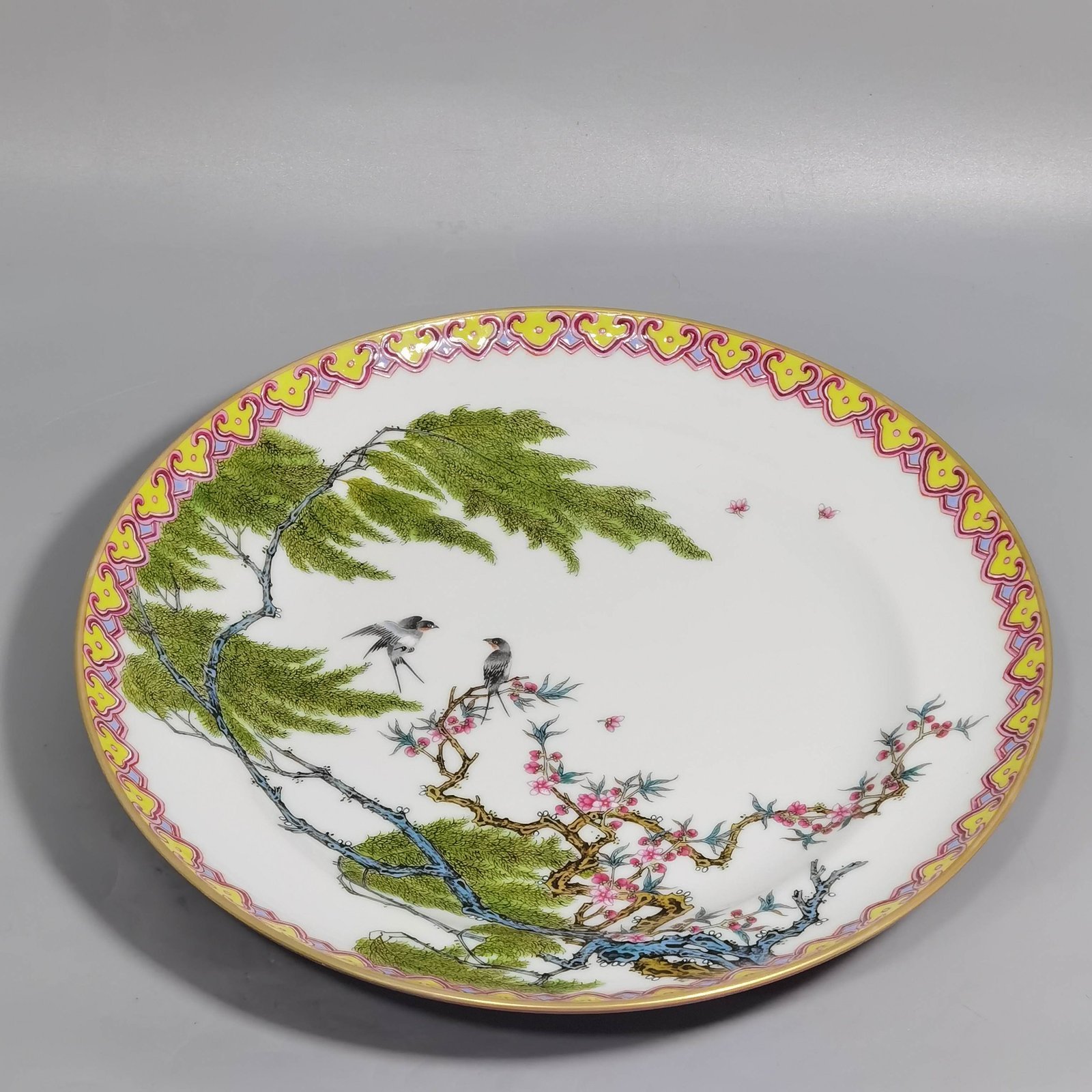 Qing Dynasty Yongzheng Famille rose red glaze dish with Liuyan figure