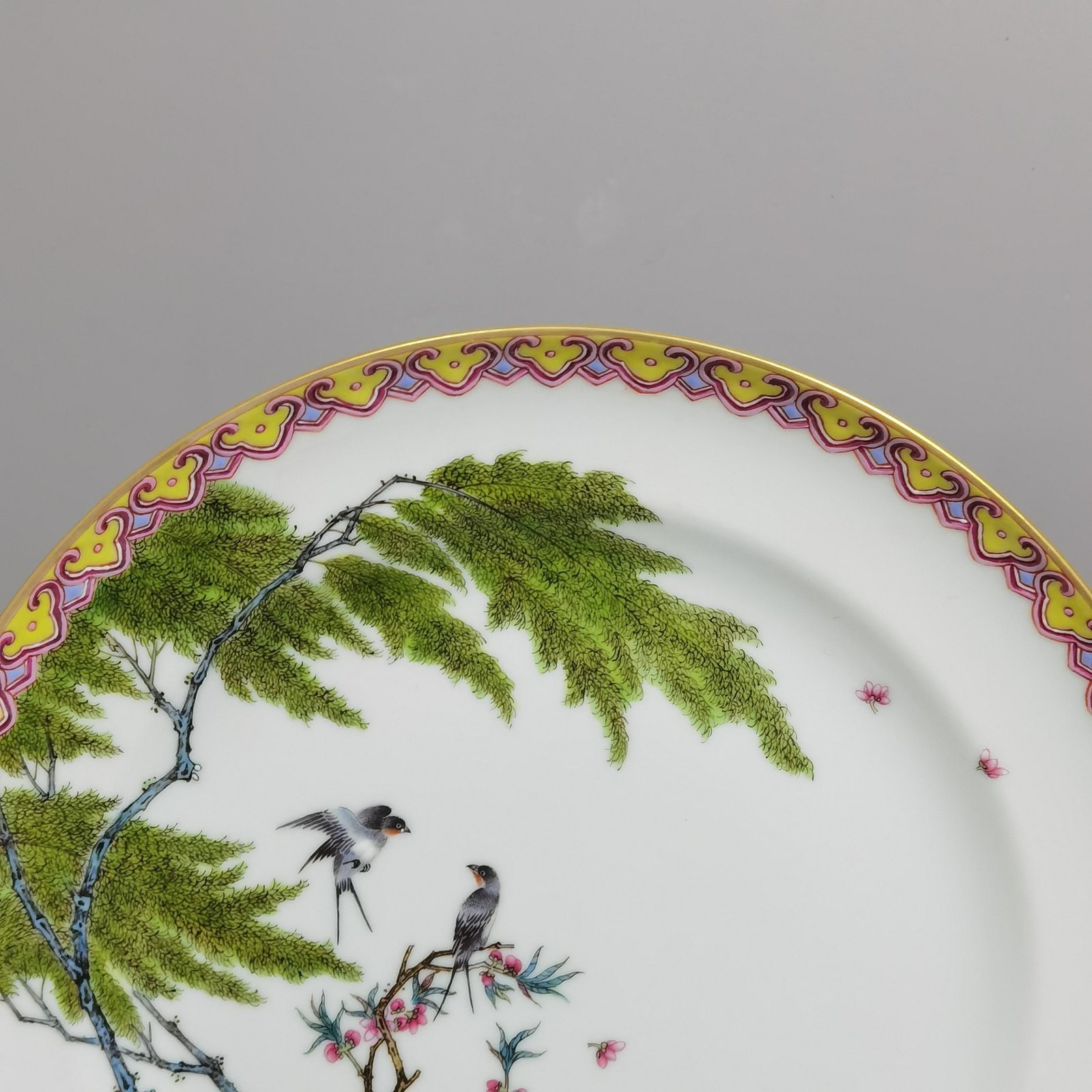 Qing Dynasty Yongzheng Famille rose red glaze dish with Liuyan figure