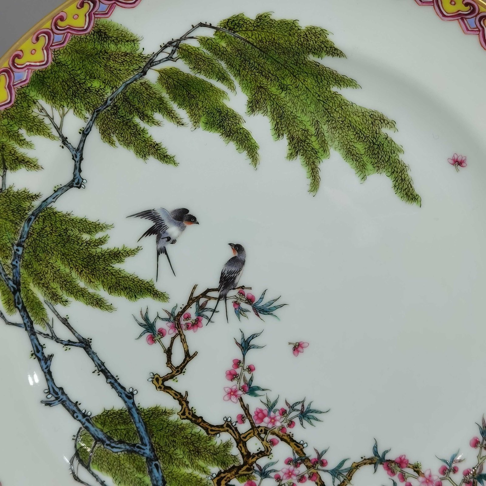 Qing Dynasty Yongzheng Famille rose red glaze dish with Liuyan figure