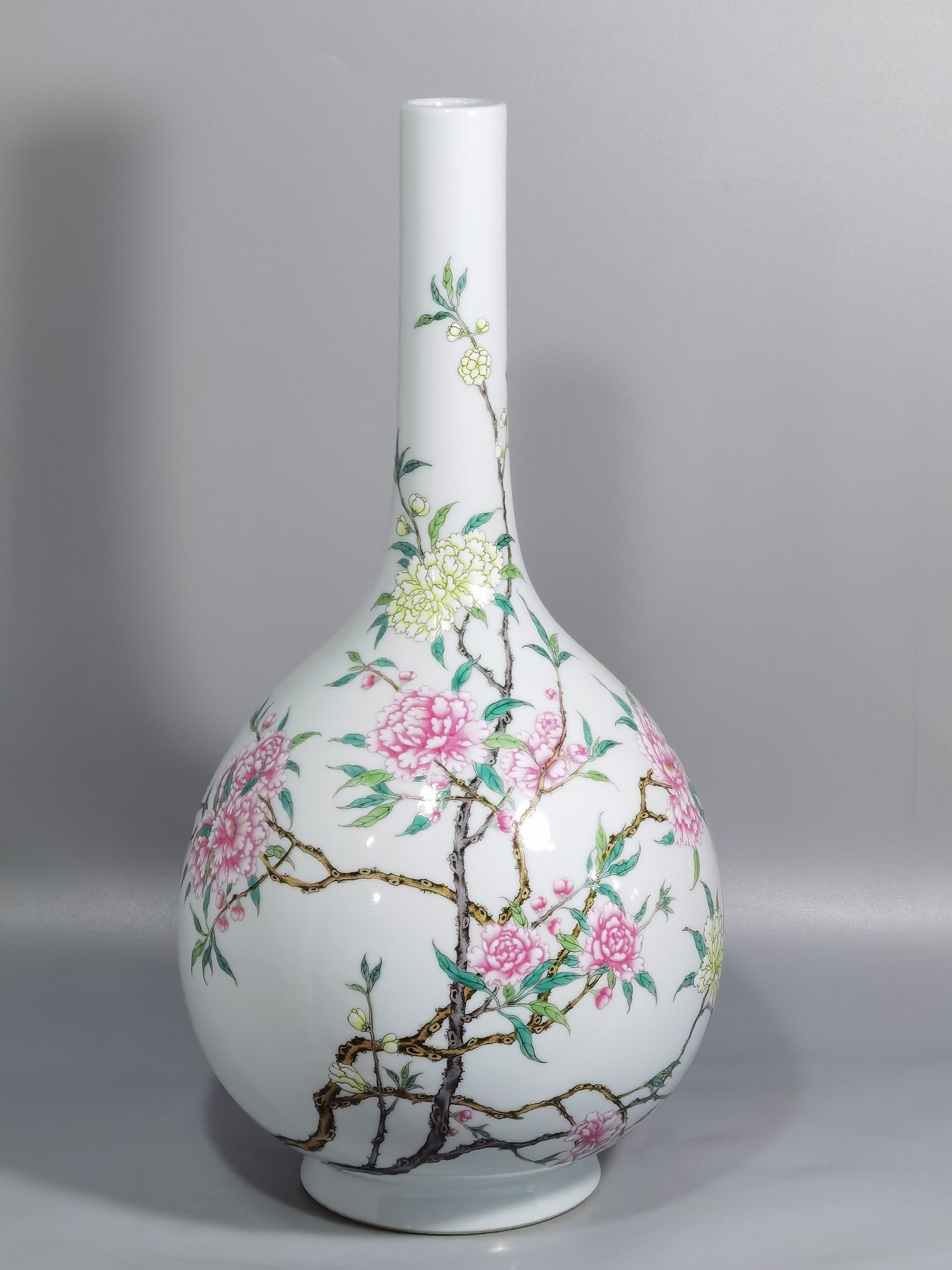 Qing Dynasty Yongzheng famille rose peach pattern bile bottle
