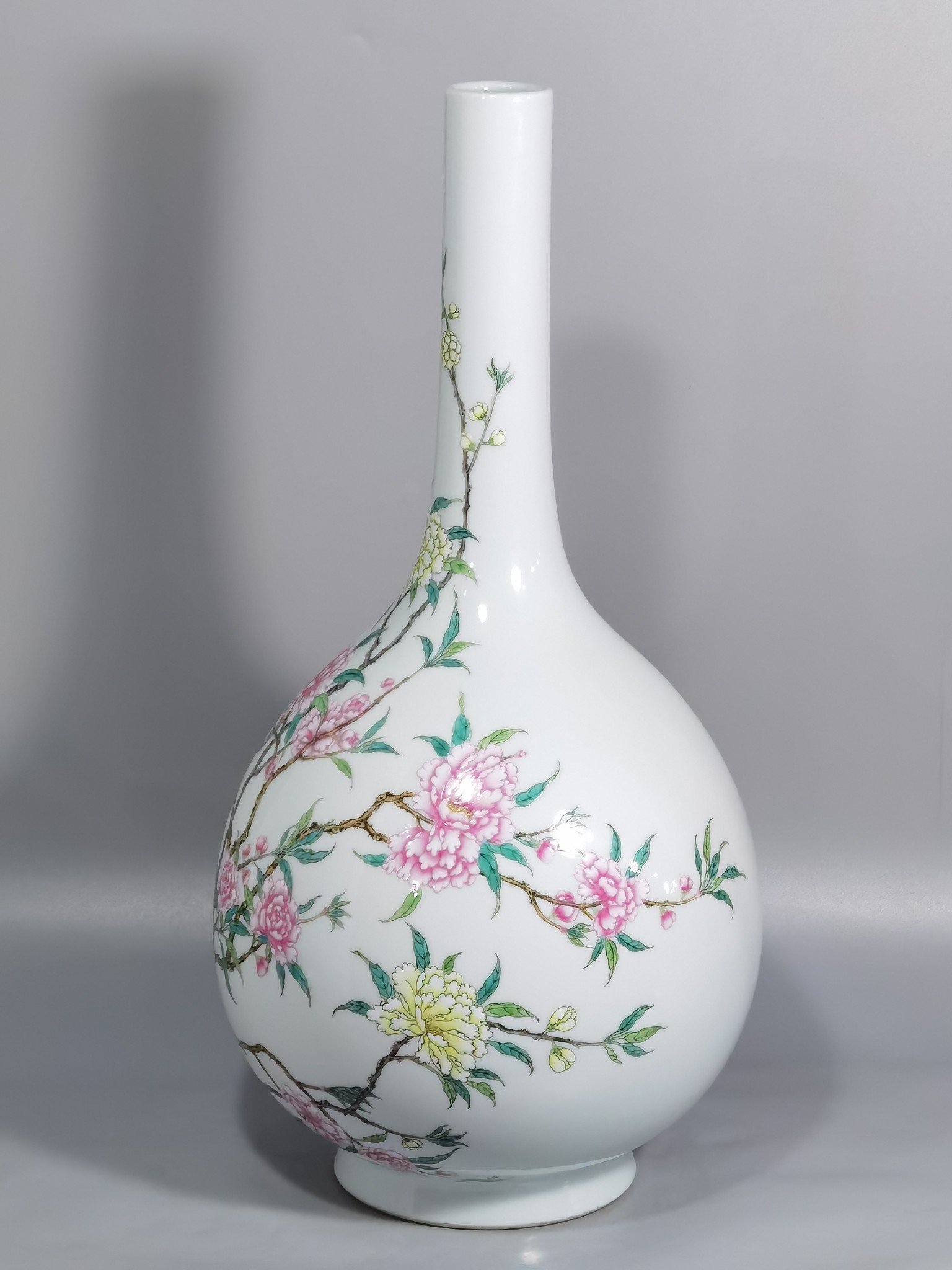 Qing Dynasty Yongzheng famille rose peach pattern bile bottle