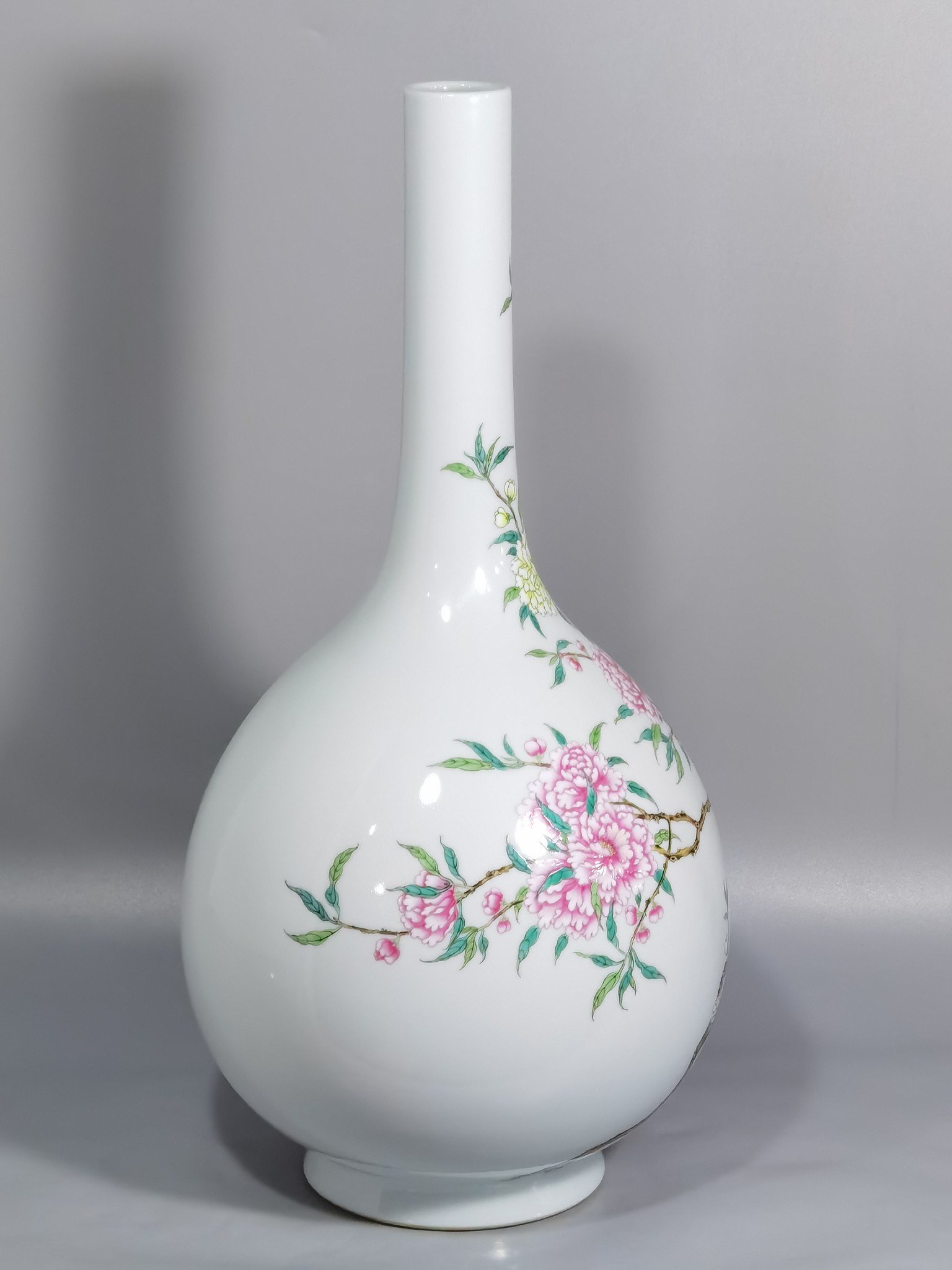 Qing Dynasty Yongzheng famille rose peach pattern bile bottle