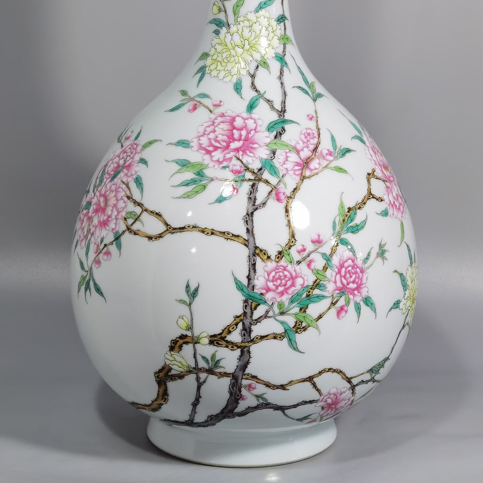 Qing Dynasty Yongzheng famille rose peach pattern bile bottle