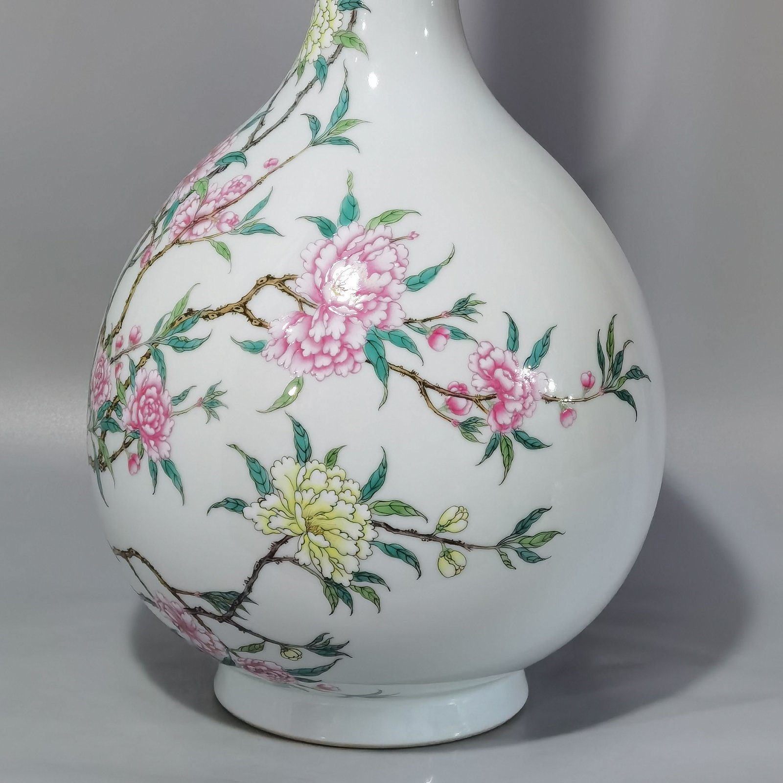 Qing Dynasty Yongzheng famille rose peach pattern bile bottle