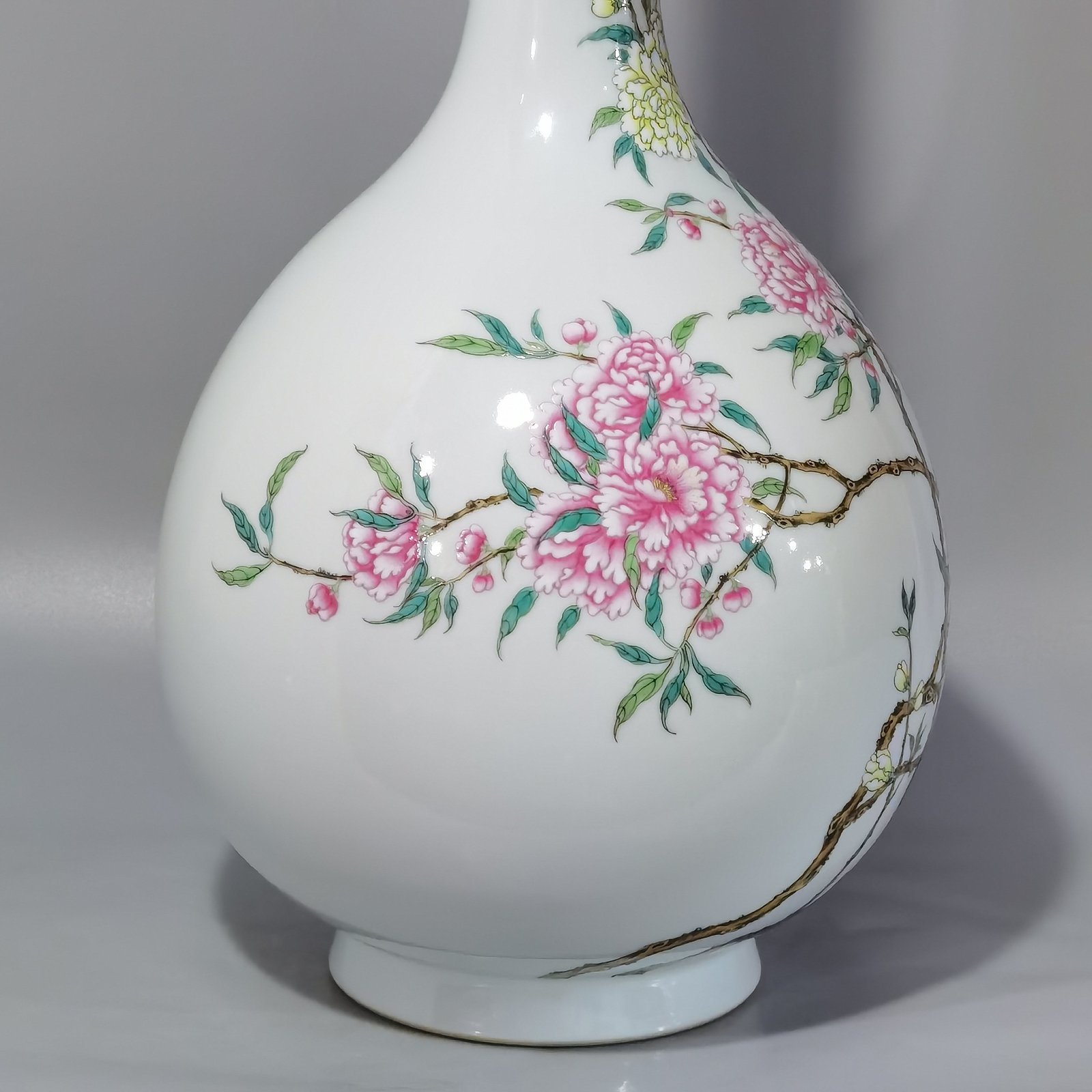 Qing Dynasty Yongzheng famille rose peach pattern bile bottle