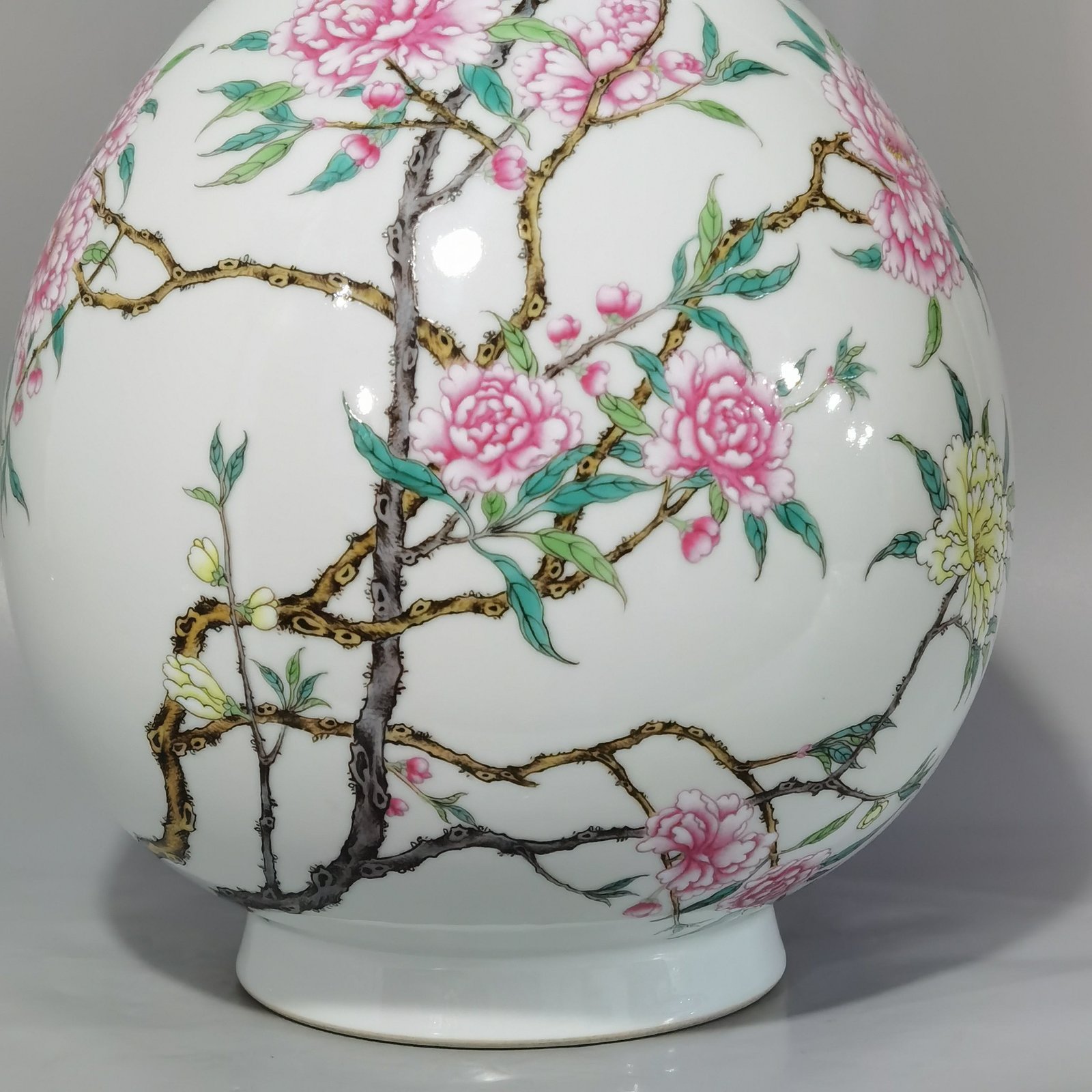 Qing Dynasty Yongzheng famille rose peach pattern bile bottle