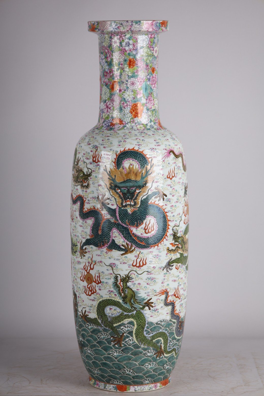 Qing Dynasty Yongzheng pastel seawater Kowloon Xiangyun stick vase