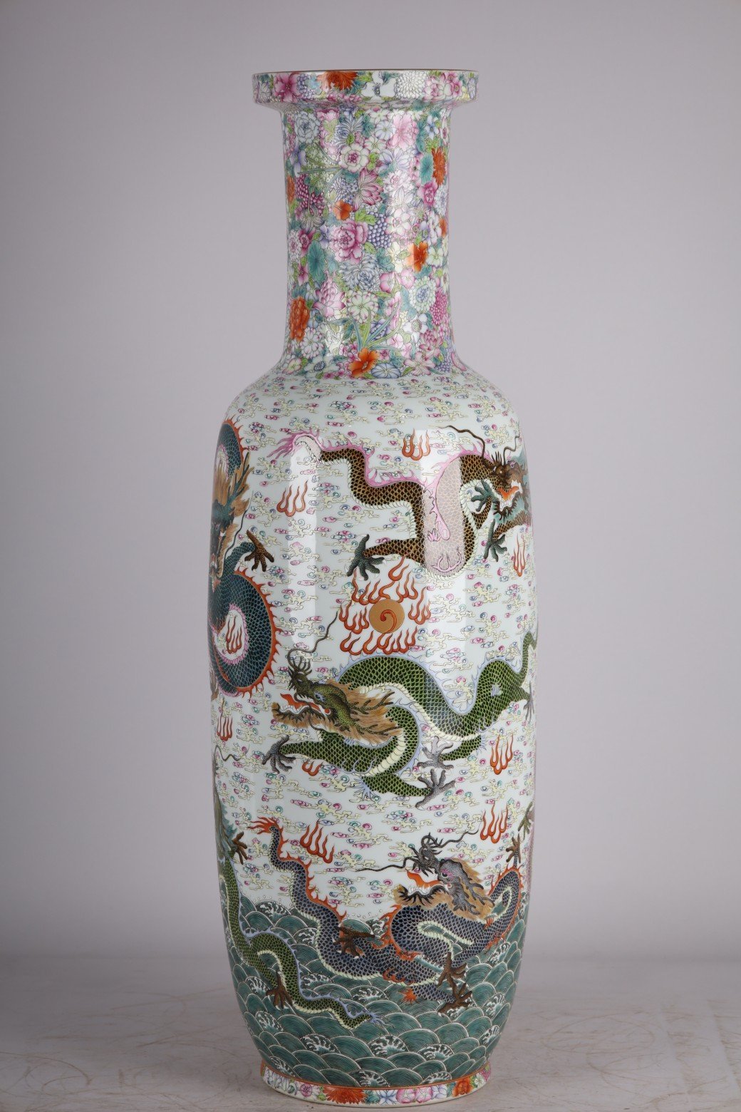 Qing Dynasty Yongzheng pastel seawater Kowloon Xiangyun stick vase