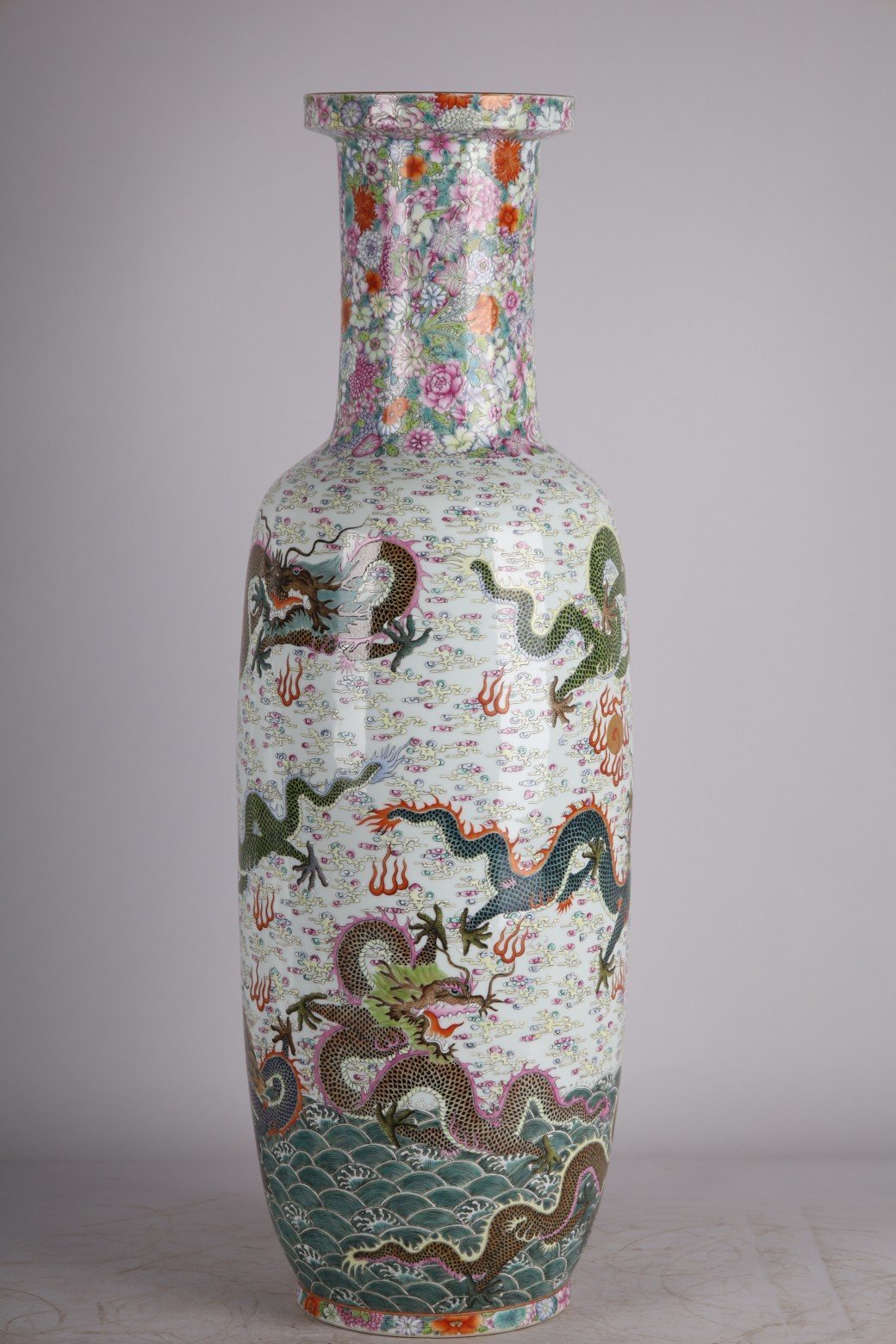 Qing Dynasty Yongzheng pastel seawater Kowloon Xiangyun stick vase