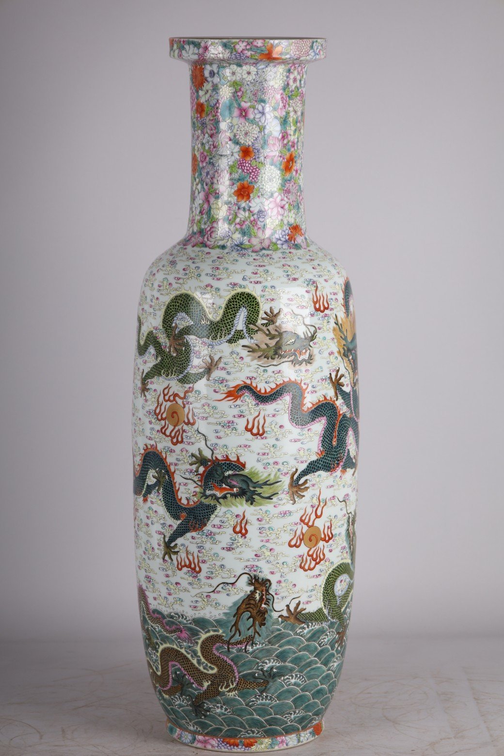 Qing Dynasty Yongzheng pastel seawater Kowloon Xiangyun stick vase