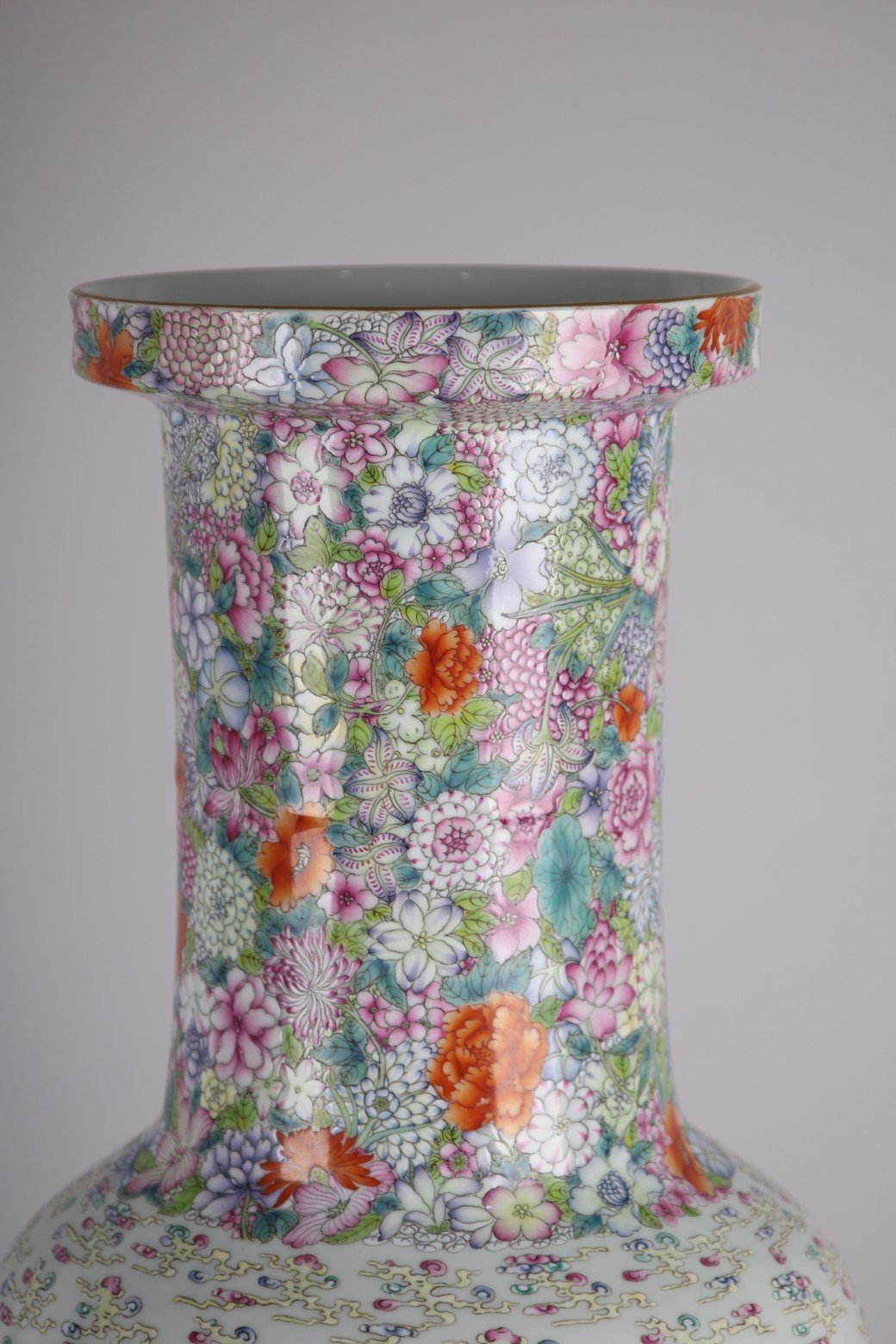 Qing Dynasty Yongzheng pastel seawater Kowloon Xiangyun stick vase