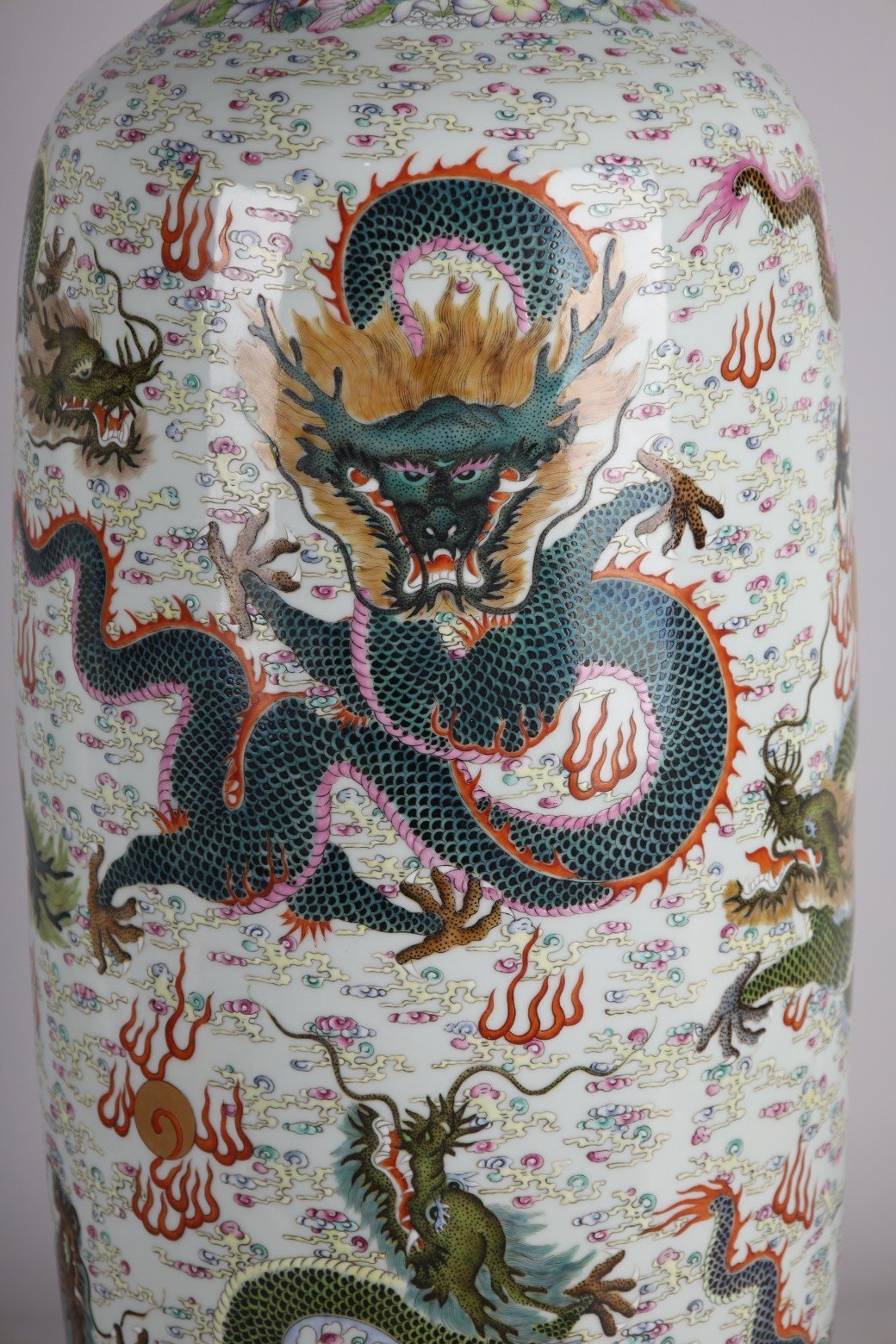 Qing Dynasty Yongzheng pastel seawater Kowloon Xiangyun stick vase