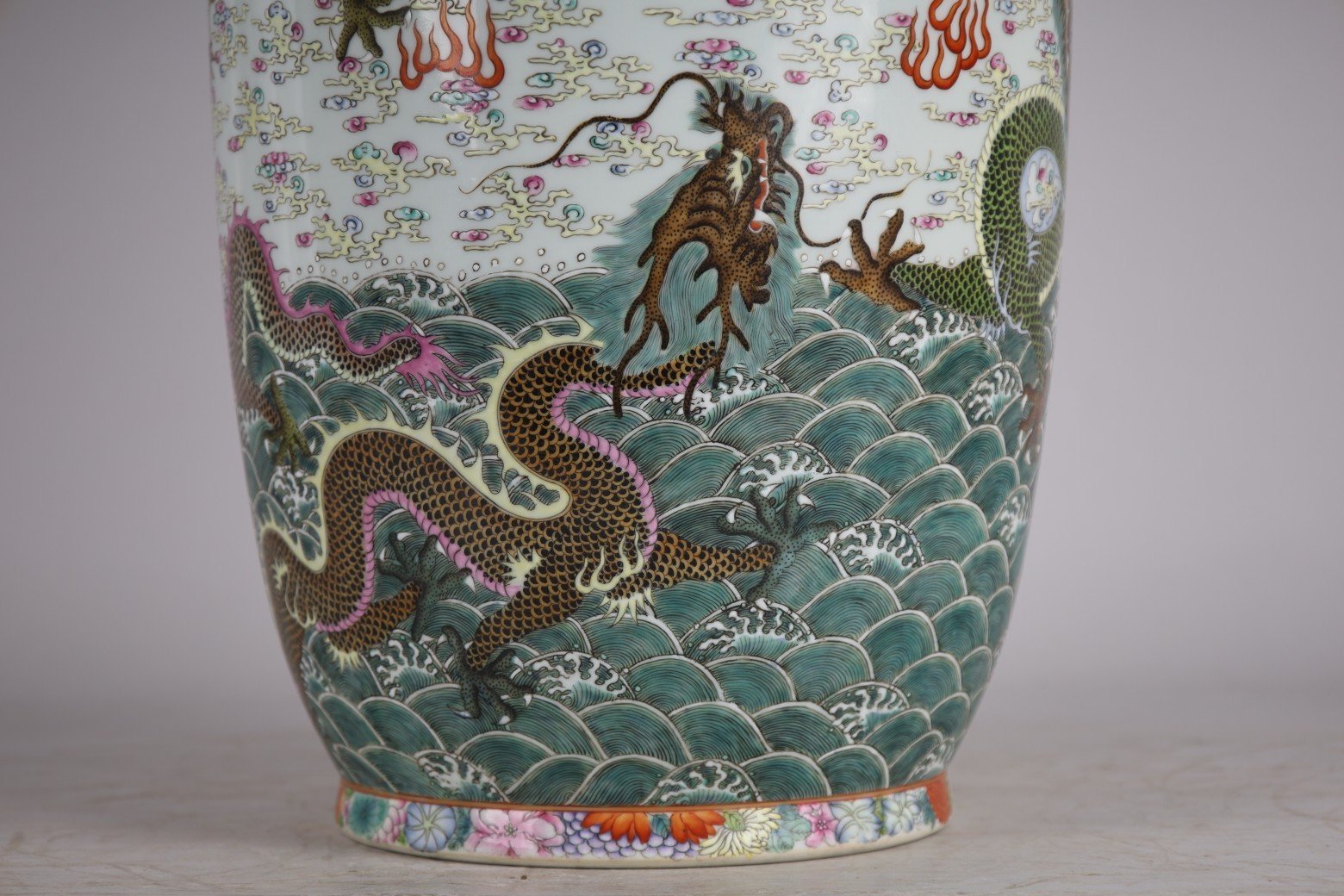 Qing Dynasty Yongzheng pastel seawater Kowloon Xiangyun stick vase
