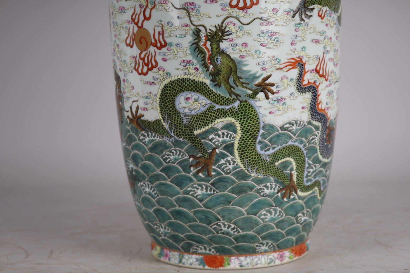 Qing Dynasty Yongzheng pastel seawater Kowloon Xiangyun stick vase