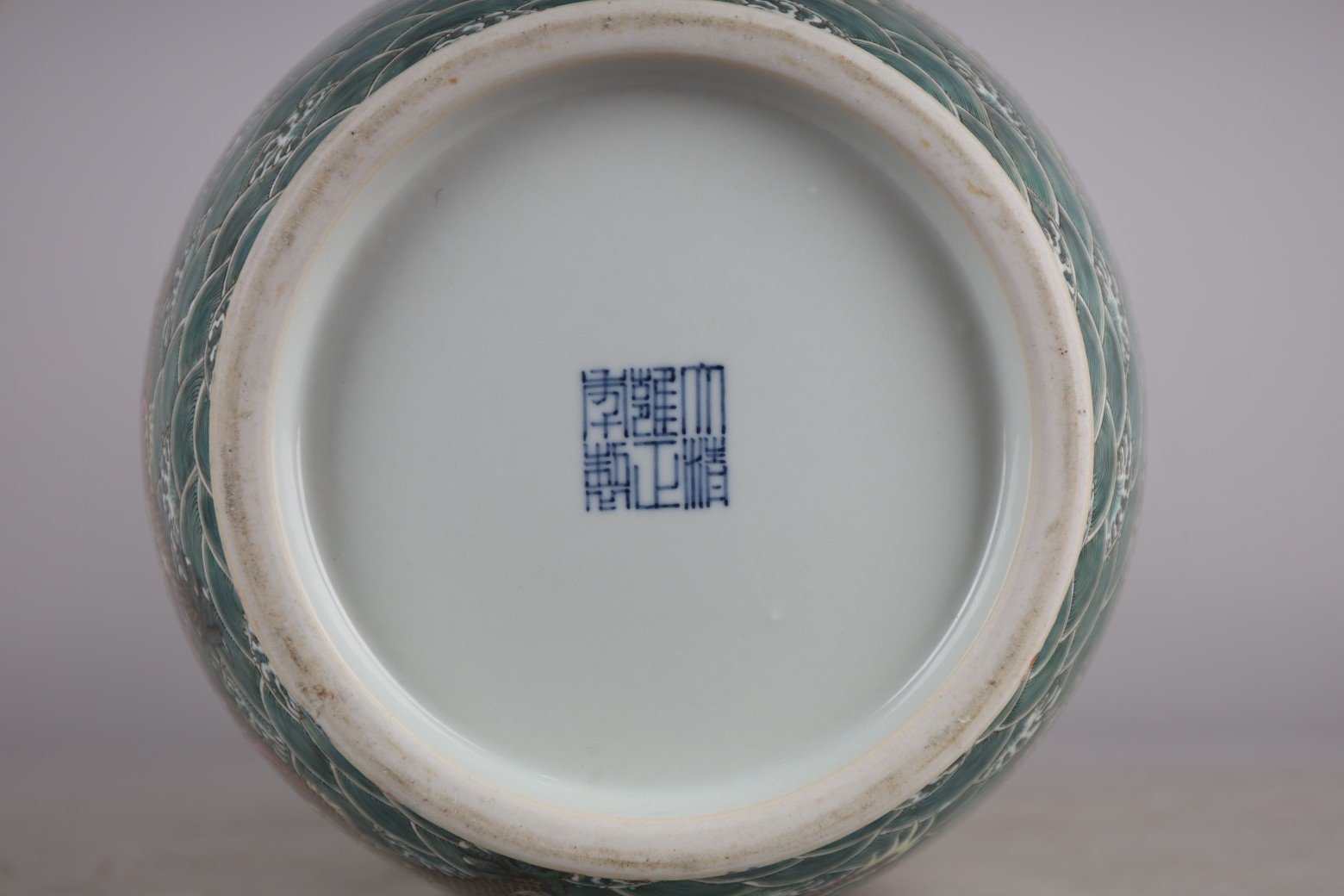 Qing Dynasty Yongzheng pastel seawater Kowloon Xiangyun stick vase