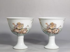Qing Dynasty Yongzheng a pair of pastel seawater Tieguai Litu goblets